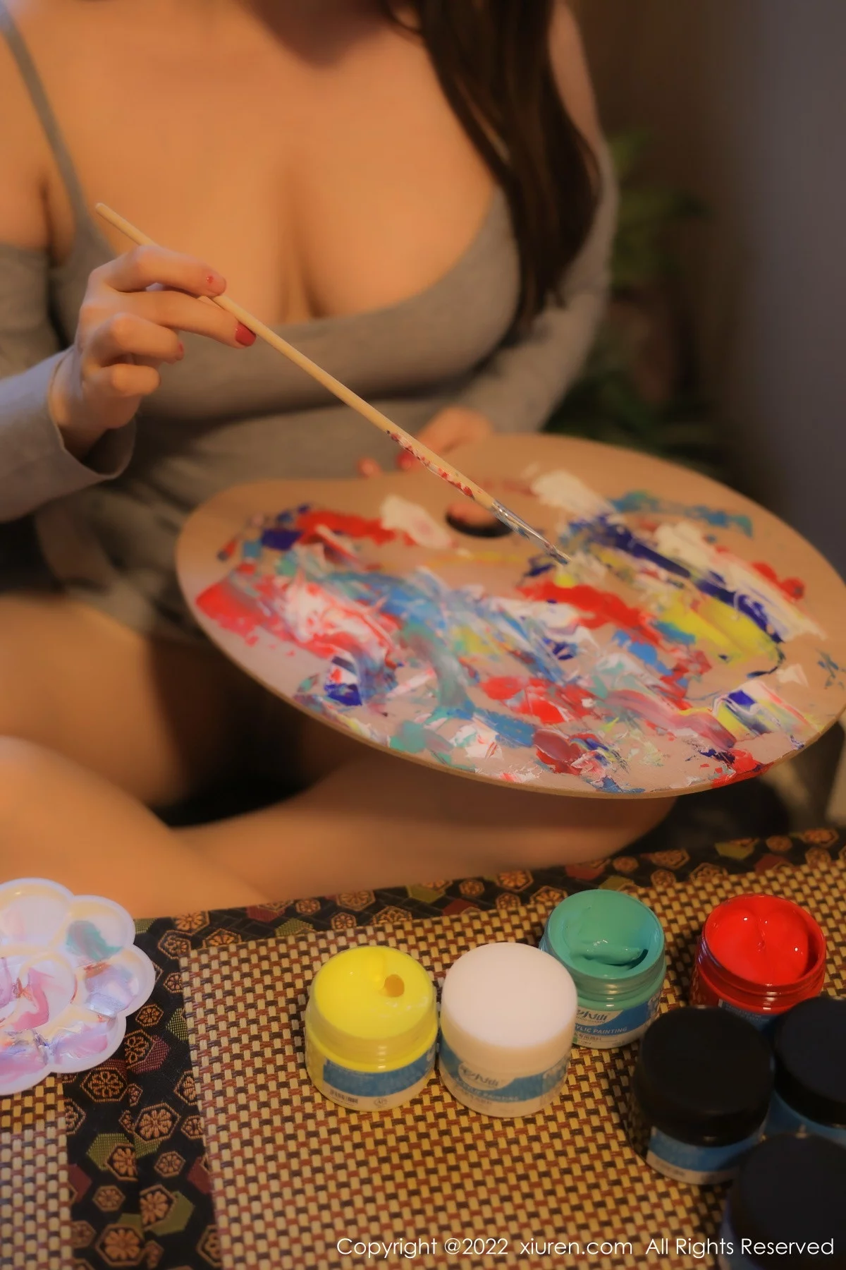 [[XiuRen秀人网]秀人网]No.5943_模特豆瓣酱绘画主题灰色低胸吊带裙配肉丝秀丰满身材诱惑写真71P