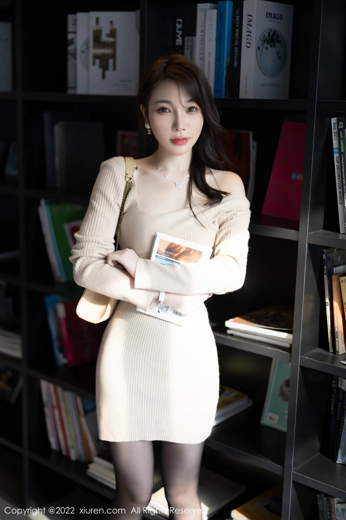 [[XiuRen秀人网]秀人网]No.5945_女神徐莉芝Booty脱米色连衣裙露蕾丝内衣配超薄黑丝魅惑写真83P