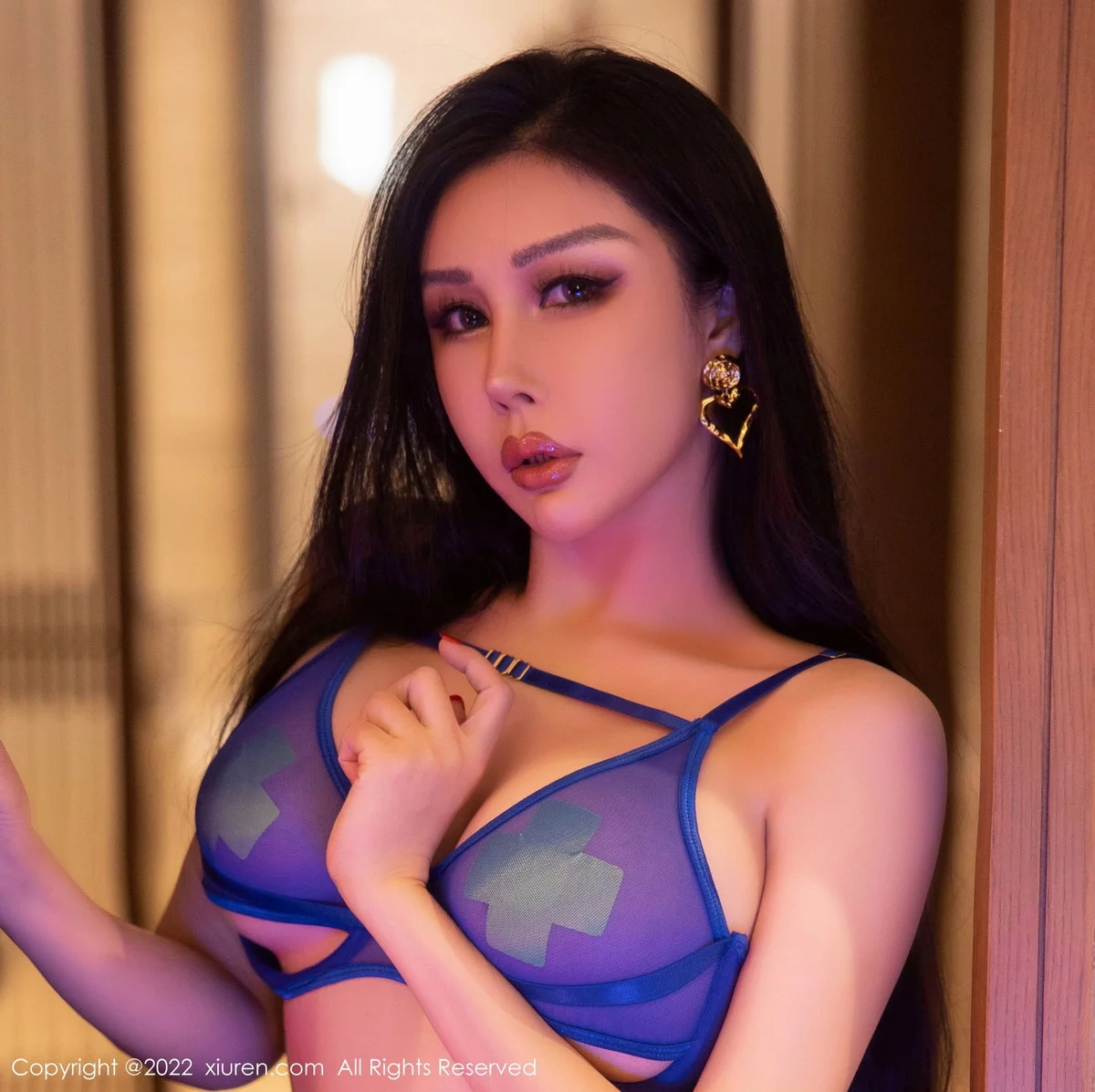 [[XiuRen秀人网]秀人网]No.5941_模特田冰冰性感蓝色轻透内衣配黑色蕾丝袜秀惹火身材诱惑写真72P