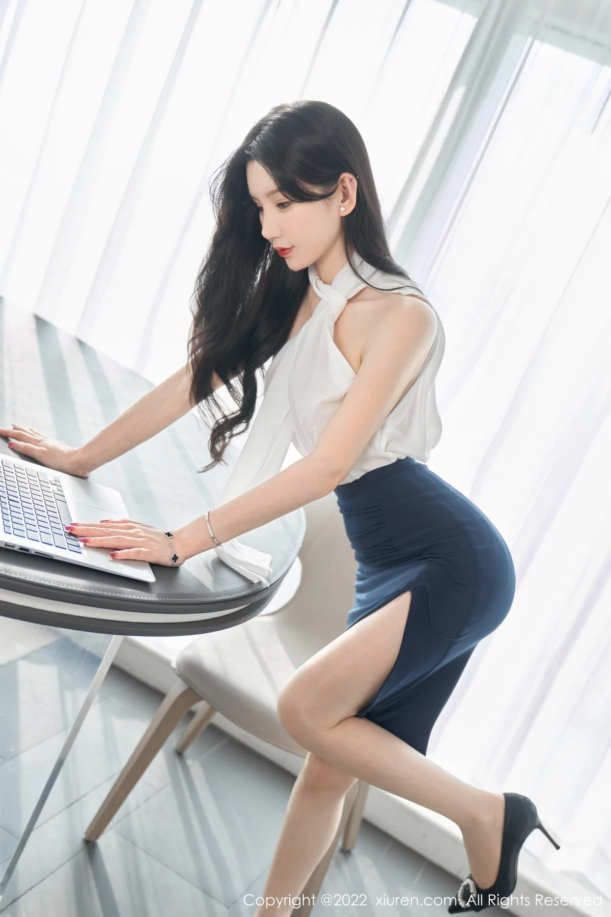 [[XiuRen秀人网]秀人网]No.5948_女神周于希Sally女秘书主题白色轻透衣配黑短裙秀翘臀诱惑写真70P