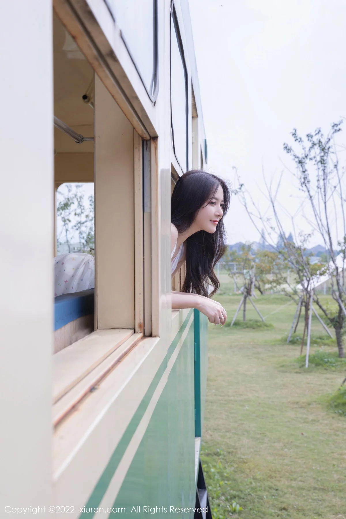 [[XiuRen秀人网]秀人网]No.5947_模特鱼子酱Fish电车场景脱露肩连衣裙露白色蕾丝内衣诱惑写真80P