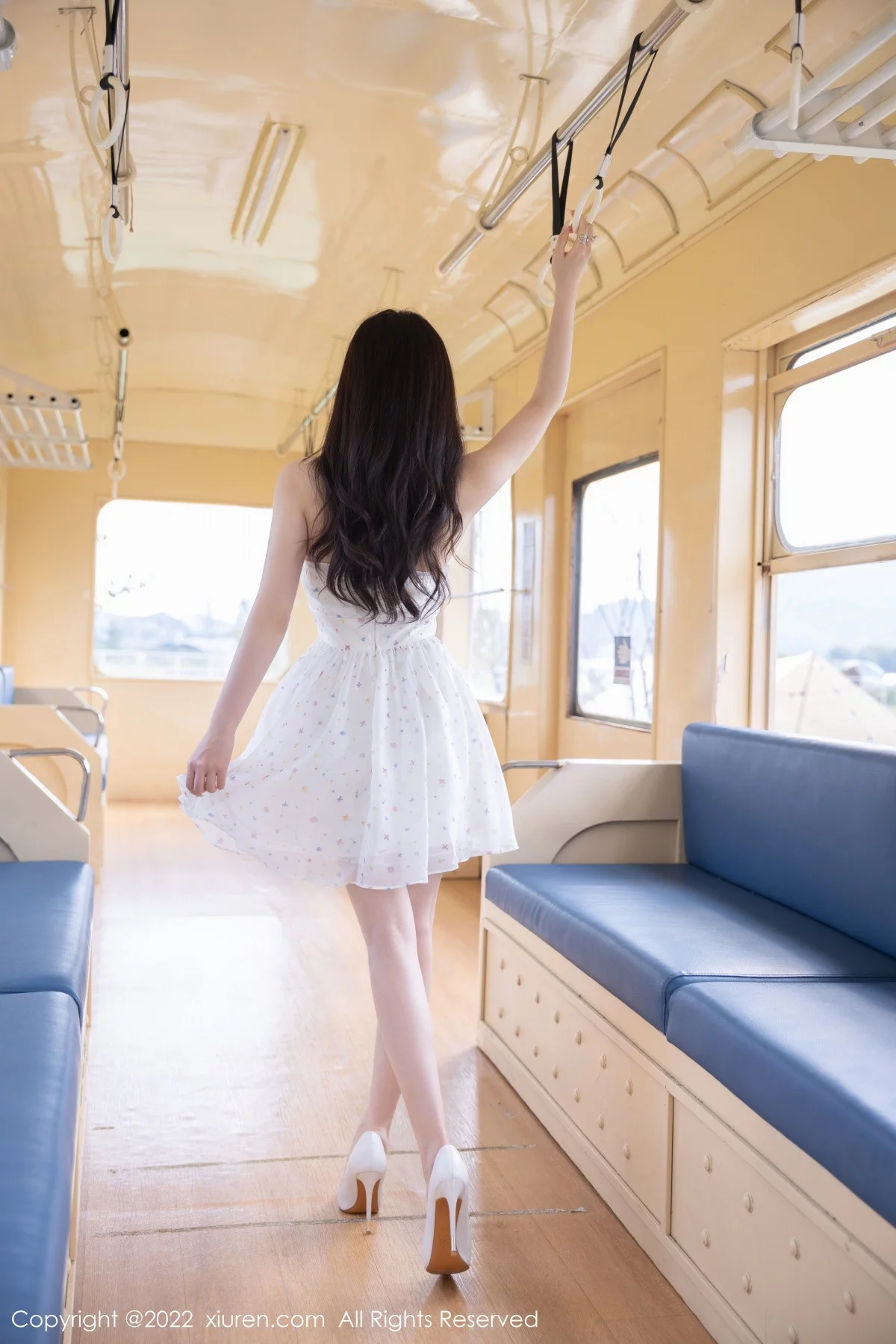 [[XiuRen秀人网]秀人网]No.5947_模特鱼子酱Fish电车场景脱露肩连衣裙露白色蕾丝内衣诱惑写真80P