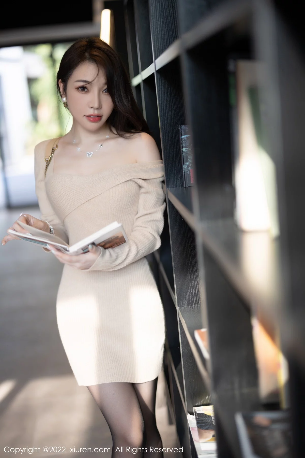 [[XiuRen秀人网]秀人网]No.5945_女神徐莉芝Booty脱米色连衣裙露蕾丝内衣配超薄黑丝魅惑写真83P