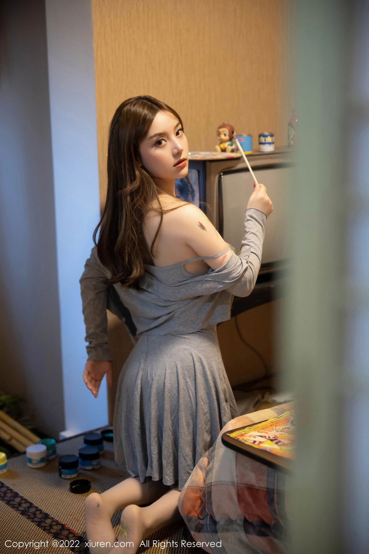 [[XiuRen秀人网]秀人网]No.5943_模特豆瓣酱绘画主题灰色低胸吊带裙配肉丝秀丰满身材诱惑写真71P