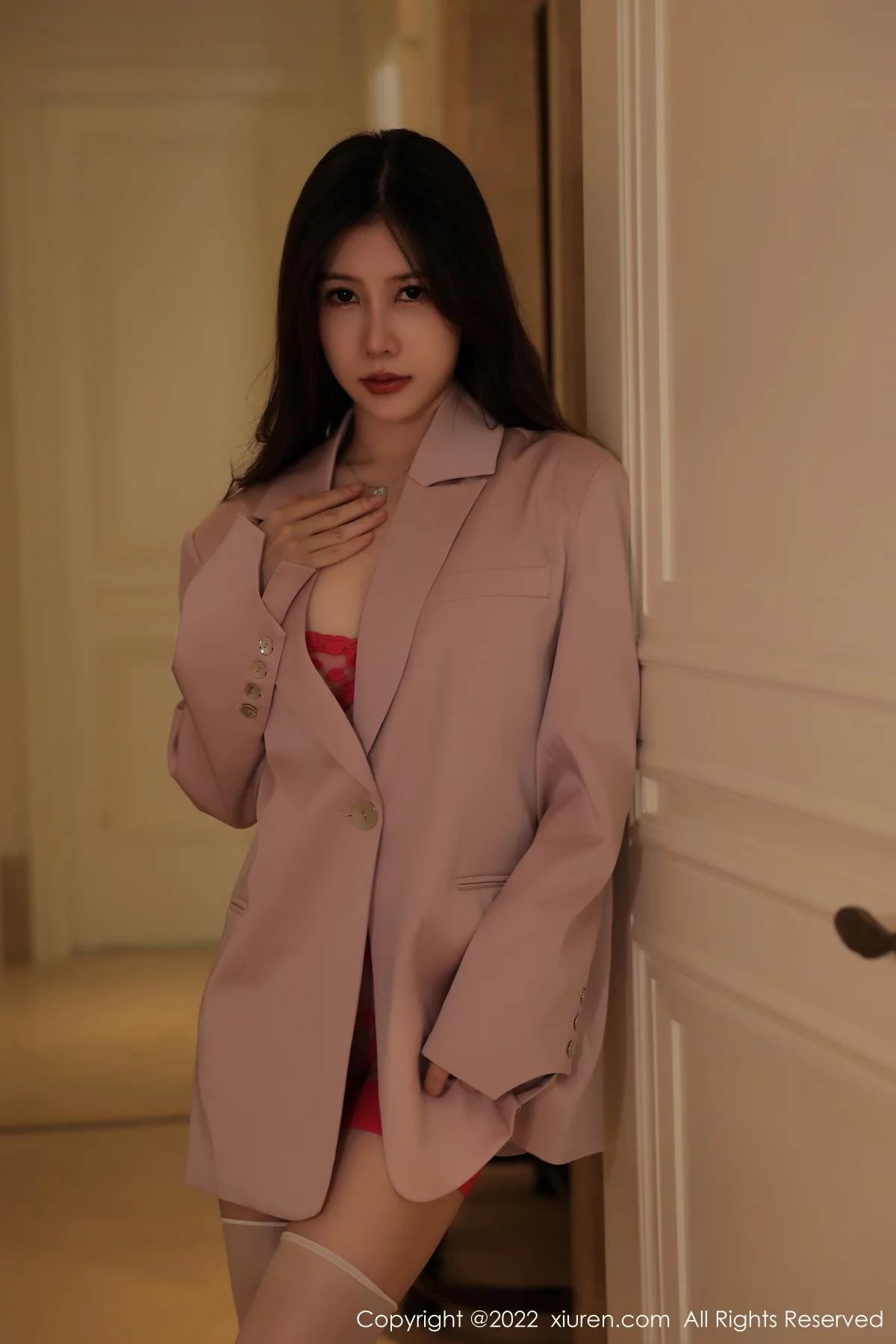 [[XiuRen秀人网]秀人网]No.5951_模特尹甜甜海南旅拍脱粉外衣露性感红色蕾丝情趣内衣诱惑写真68P