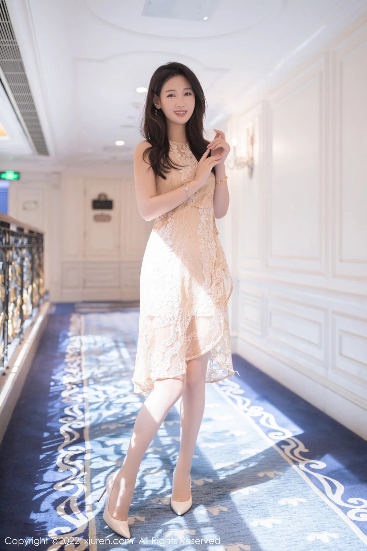 [[XiuRen秀人网]秀人网]No.5954_模特唐安琪性感金色蕾丝礼裙配开档肉丝秀曼妙身姿诱惑写真80P