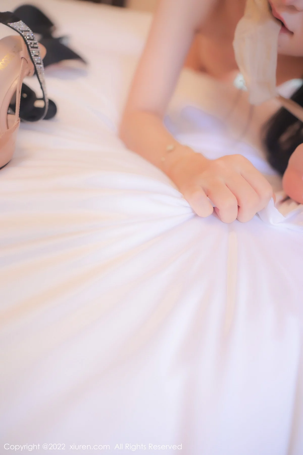 [[XiuRen秀人网]秀人网]No.5955_模特司柠脱杏色连衣裙露性感黑色内衣配超薄肉丝完美诱惑写真70P