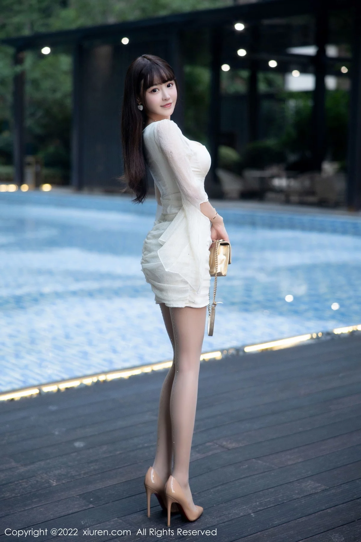 [[XiuRen秀人网]秀人网]No.5958_女神朱可儿Flora性感白色礼裙配超薄无内肉丝秀丰满身材诱惑写真75P