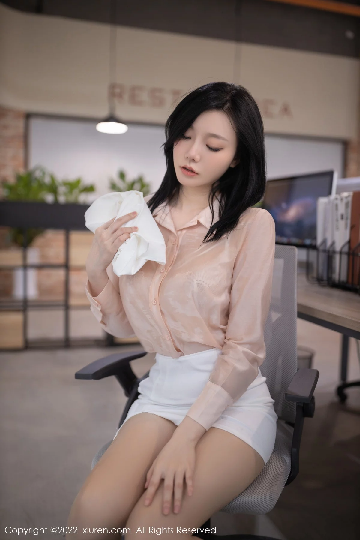 [[XiuRen秀人网]秀人网]No.5960_模特安然anran浅色上衣配白色短裙露蕾丝内衣原色丝袜诱惑写真82P