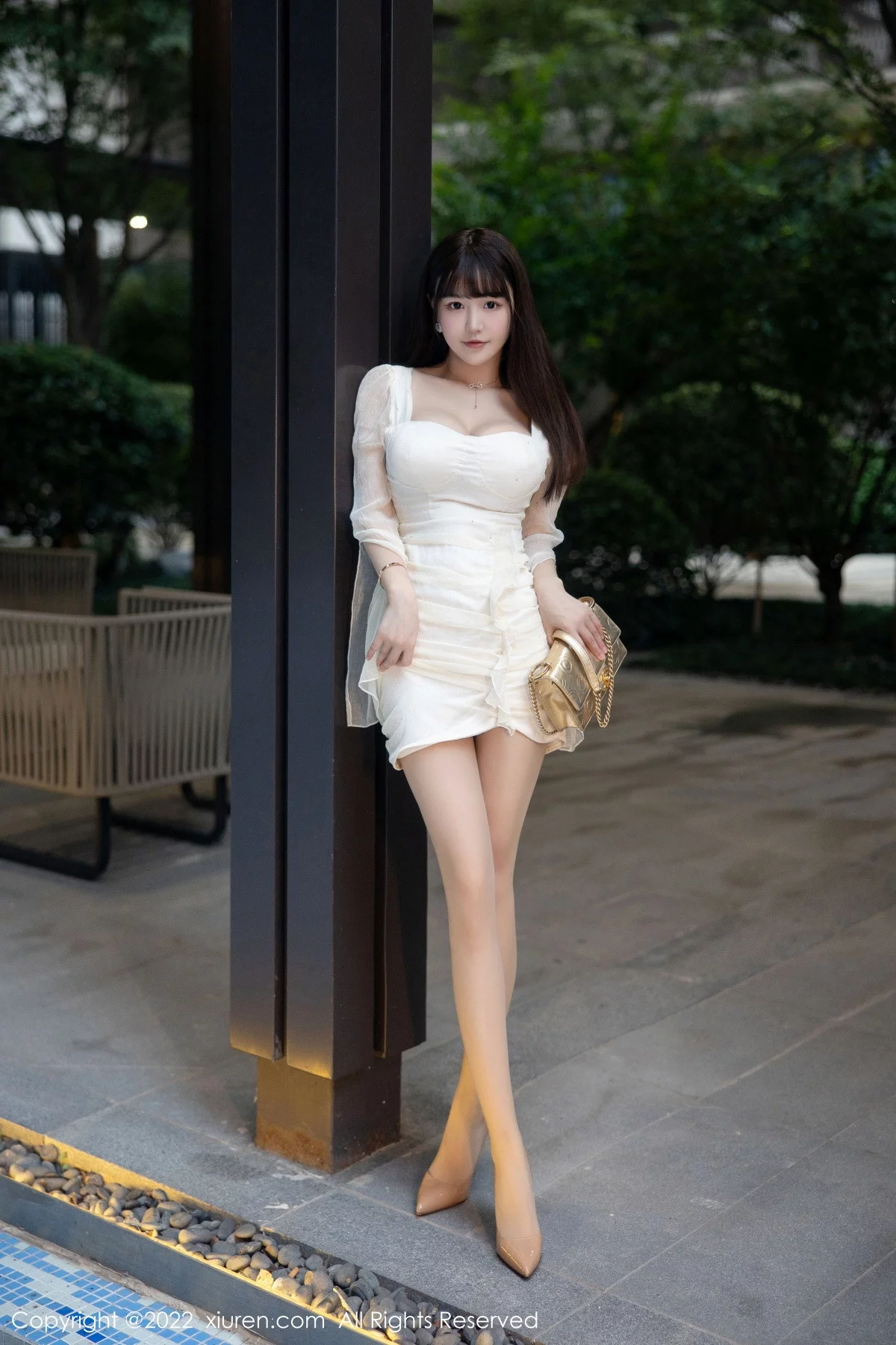 [[XiuRen秀人网]秀人网]No.5958_女神朱可儿Flora性感白色礼裙配超薄无内肉丝秀丰满身材诱惑写真75P