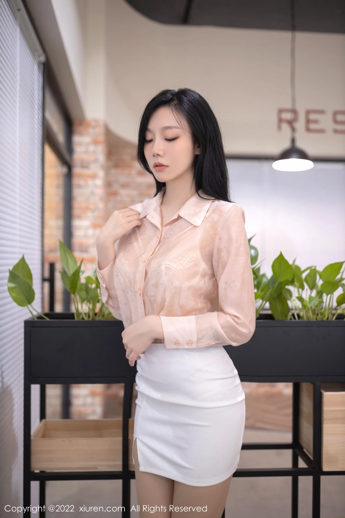 [[XiuRen秀人网]秀人网]No.5960_模特安然anran浅色上衣配白色短裙露蕾丝内衣原色丝袜诱惑写真82P