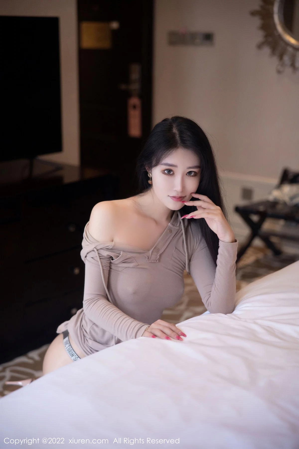 [[XiuRen秀人网]秀人网]No.5955_模特司柠脱杏色连衣裙露性感黑色内衣配超薄肉丝完美诱惑写真70P