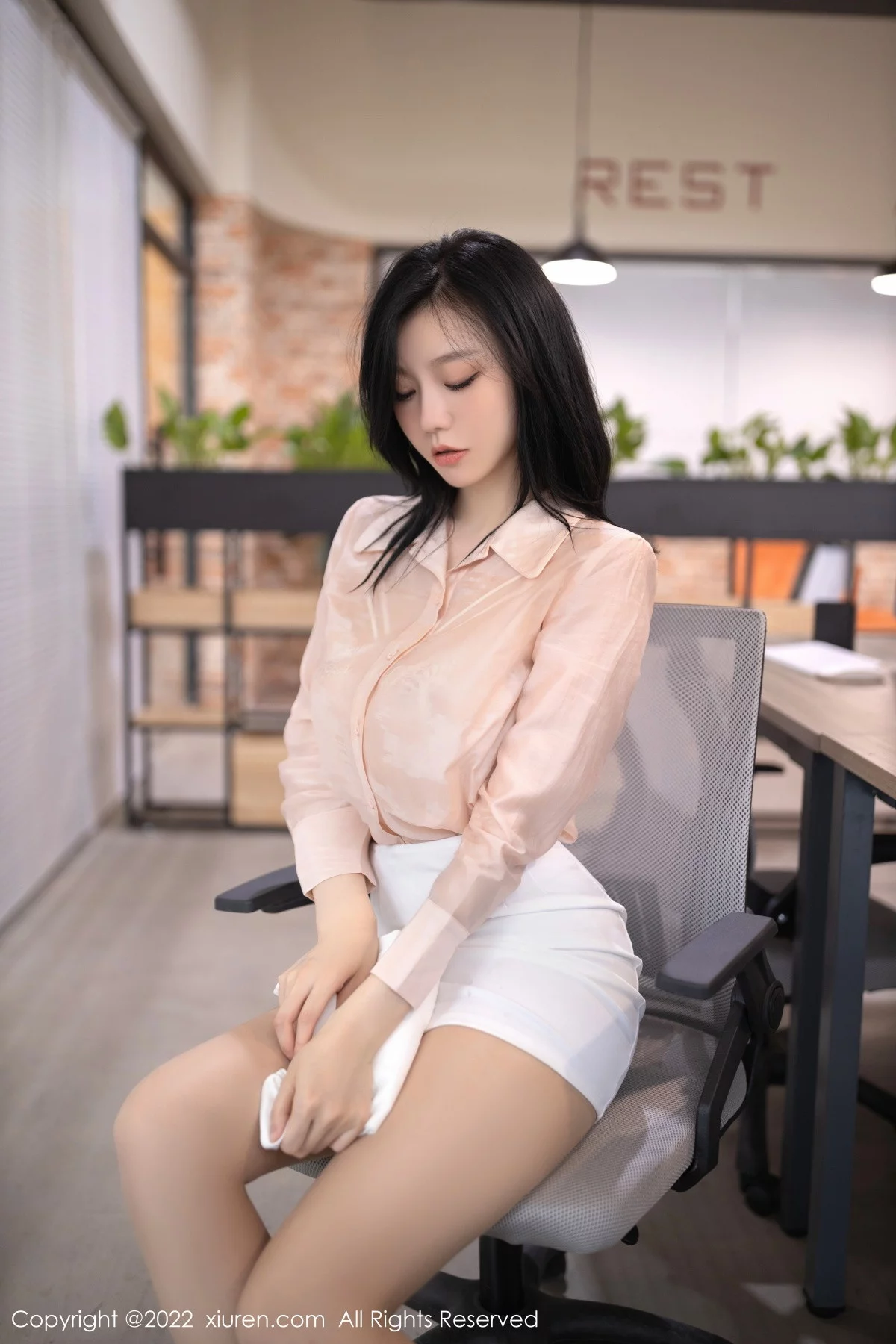 [[XiuRen秀人网]秀人网]No.5960_模特安然anran浅色上衣配白色短裙露蕾丝内衣原色丝袜诱惑写真82P