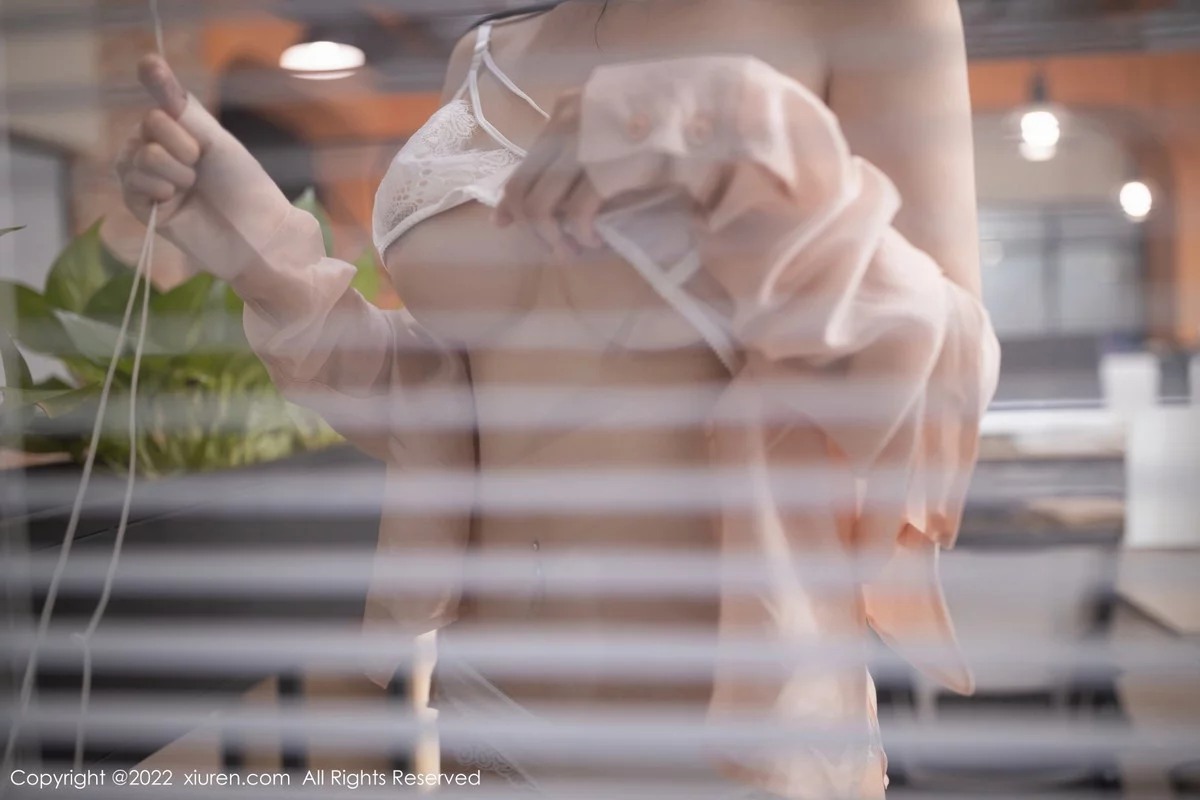 [[XiuRen秀人网]秀人网]No.5960_模特安然anran浅色上衣配白色短裙露蕾丝内衣原色丝袜诱惑写真82P