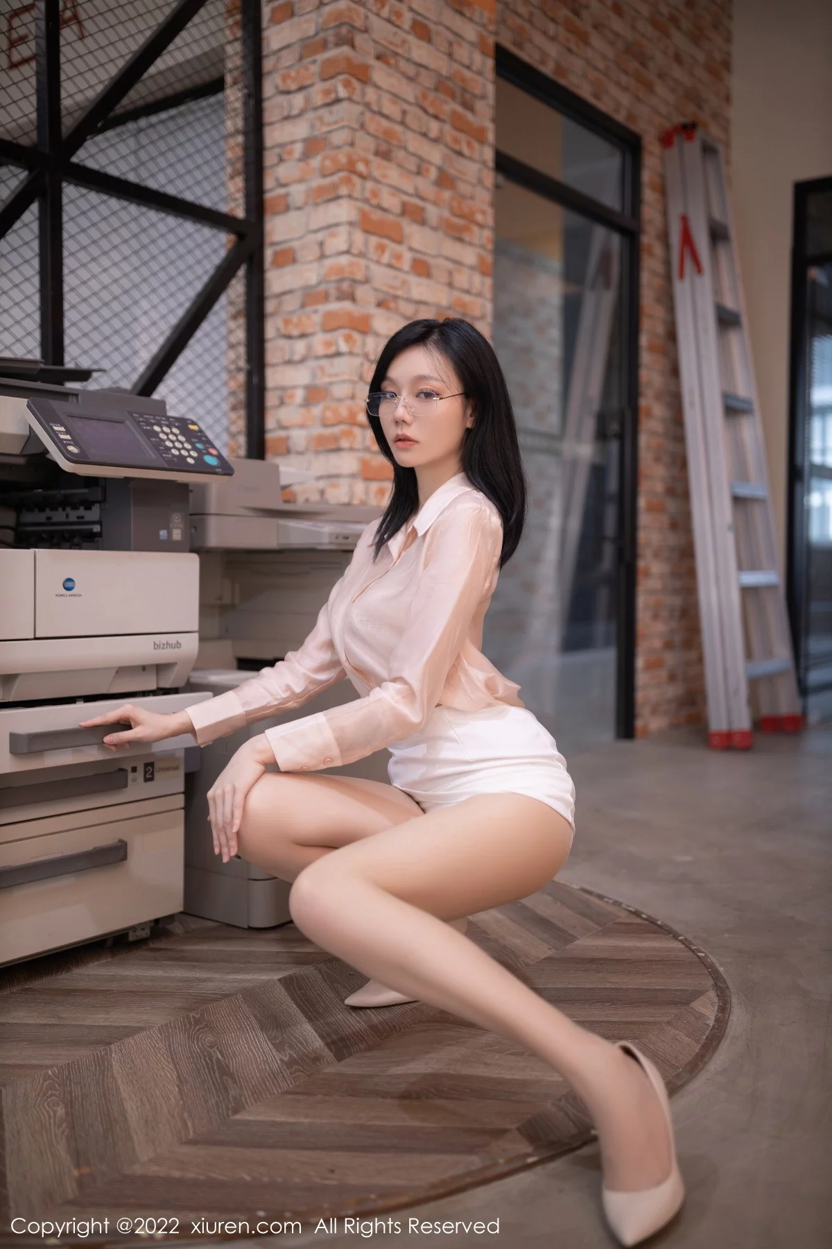 [[XiuRen秀人网]秀人网]No.5960_模特安然anran浅色上衣配白色短裙露蕾丝内衣原色丝袜诱惑写真82P