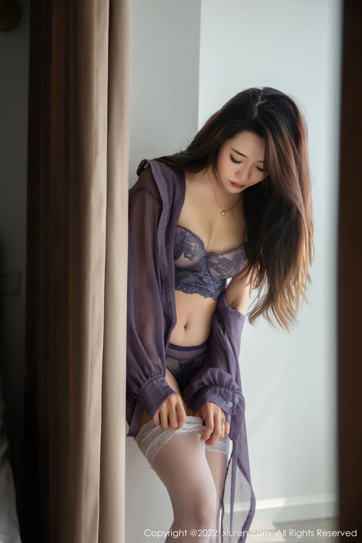 [[XiuRen秀人网]秀人网]No.5884_模特严利娅Yuliya性感暗紫色薄纱情趣内衣配白色蕾丝袜诱惑写真54P