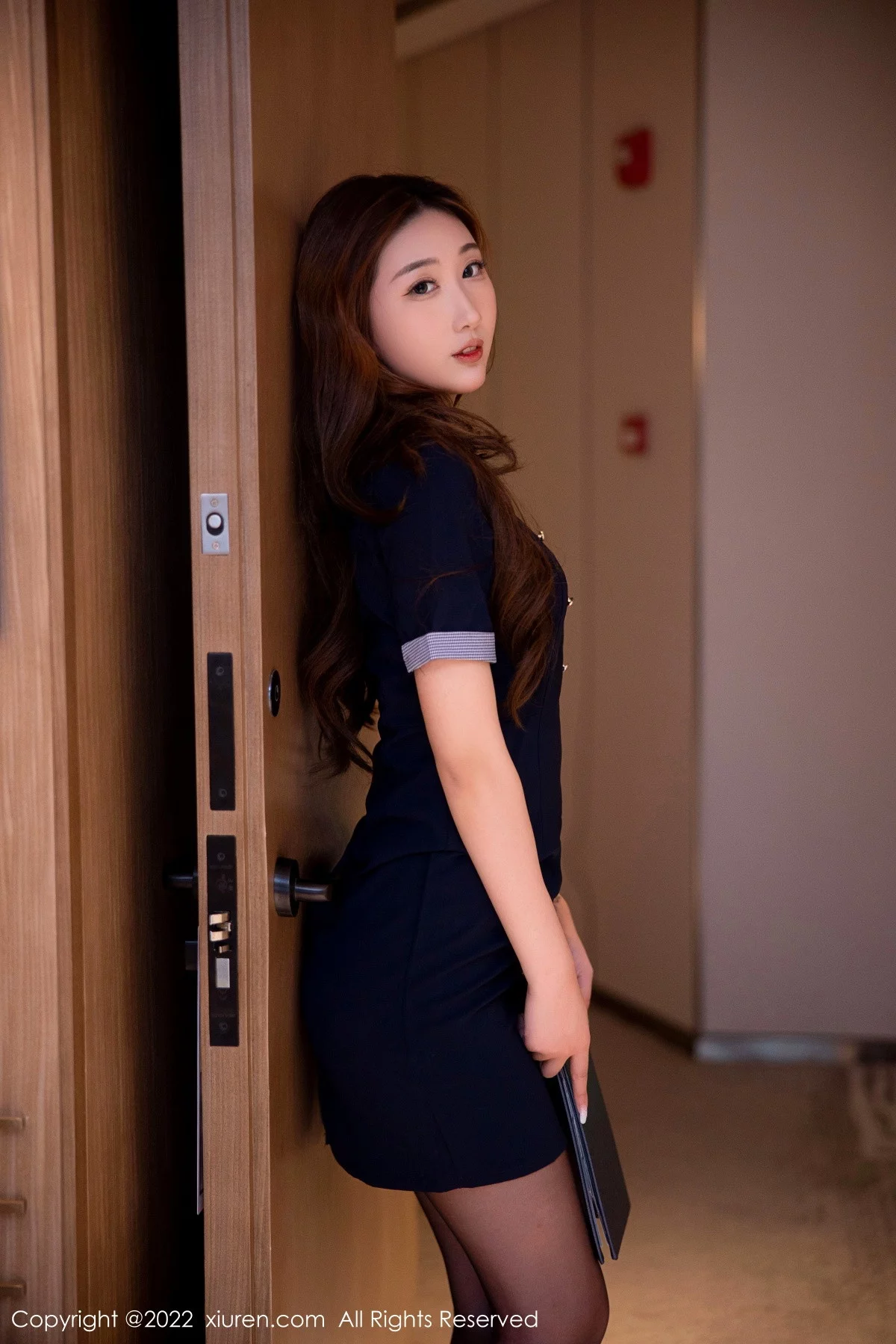 [[XiuRen秀人网]秀人网]No.5886_模特江真真脱深蓝连衣裙露浅紫色蕾丝内衣配超薄黑丝诱惑写真98P