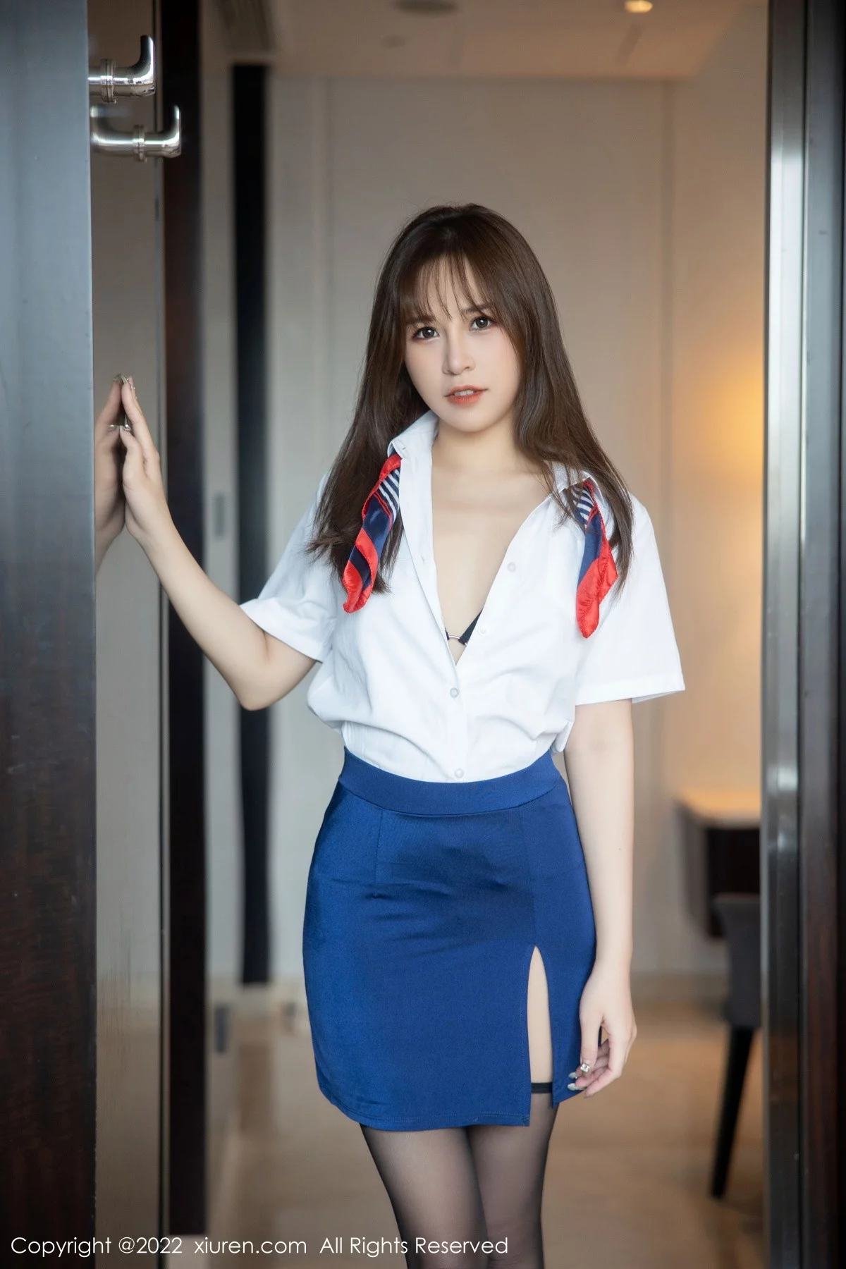 [[XiuRen秀人网]秀人网]No.5967_模特icy猪白色上衣配蓝短裙露黑色内衣秀魔鬼身材迷人诱惑写真69P