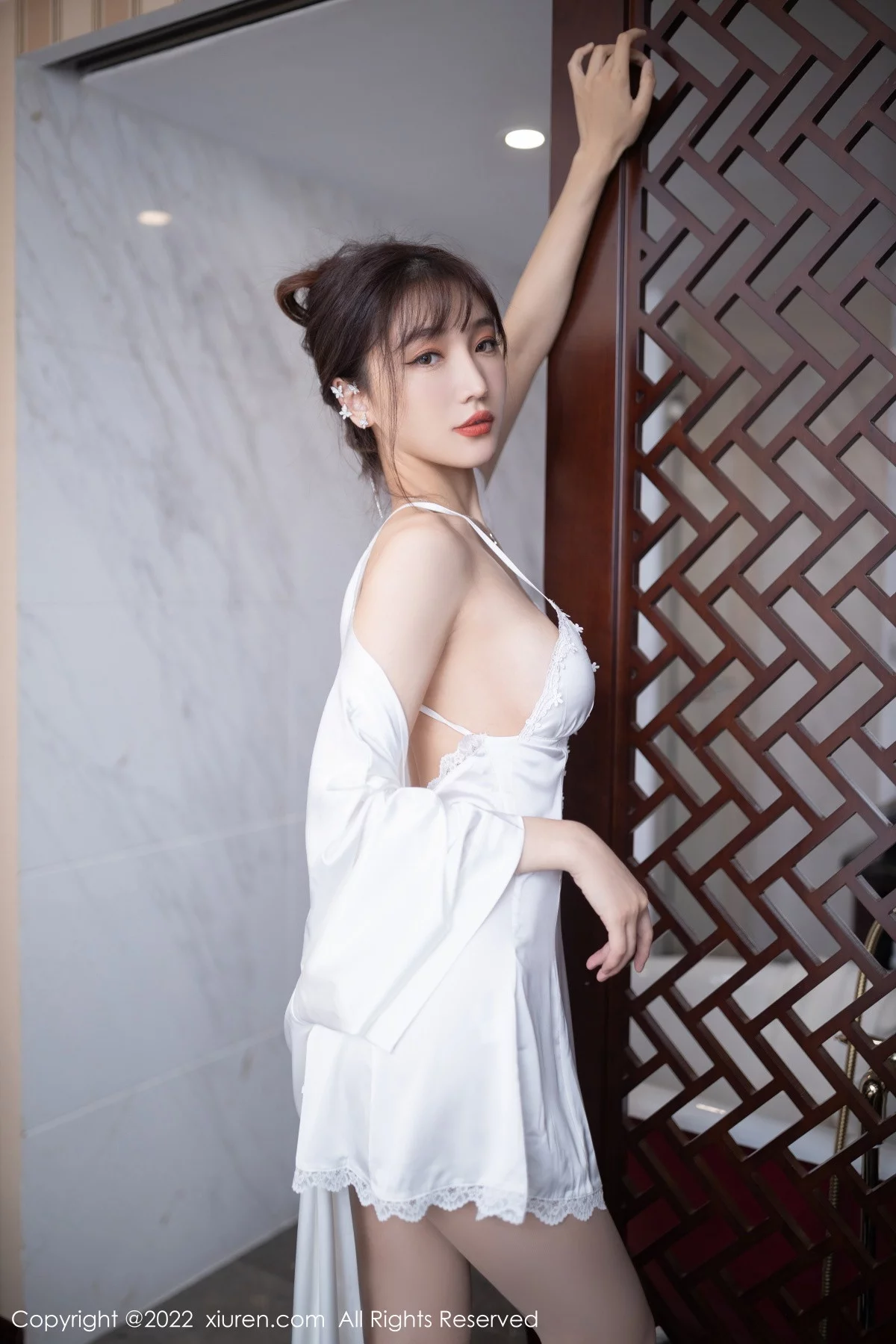 [[XiuRen秀人网]秀人网]No.5973_模特陆萱萱北京旅拍性感白色睡裙配超薄无内肉丝极致诱惑写真82P