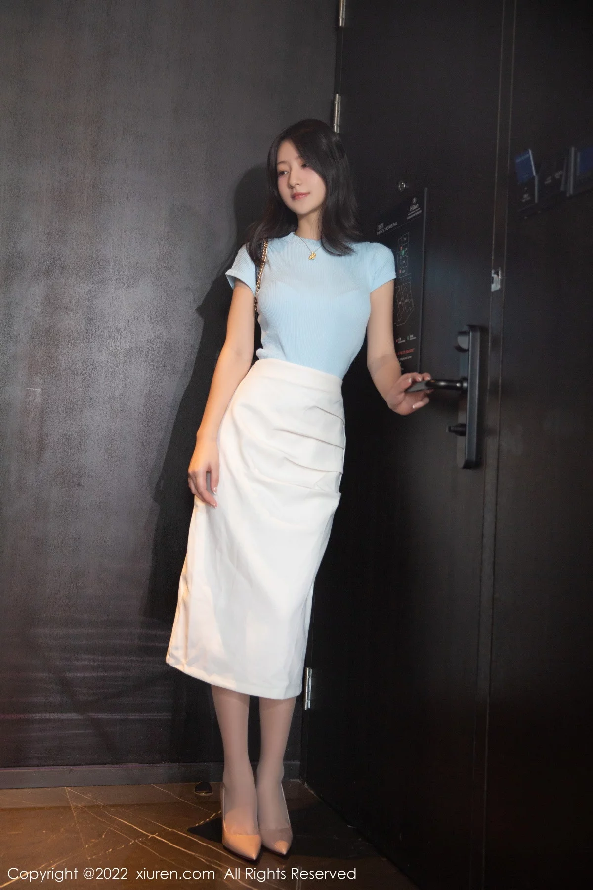 [[XiuRen秀人网]秀人网]No.5968_模特熊小诺北京旅拍私房半脱露性感粉色内衣秀曼妙身姿诱惑写真76P