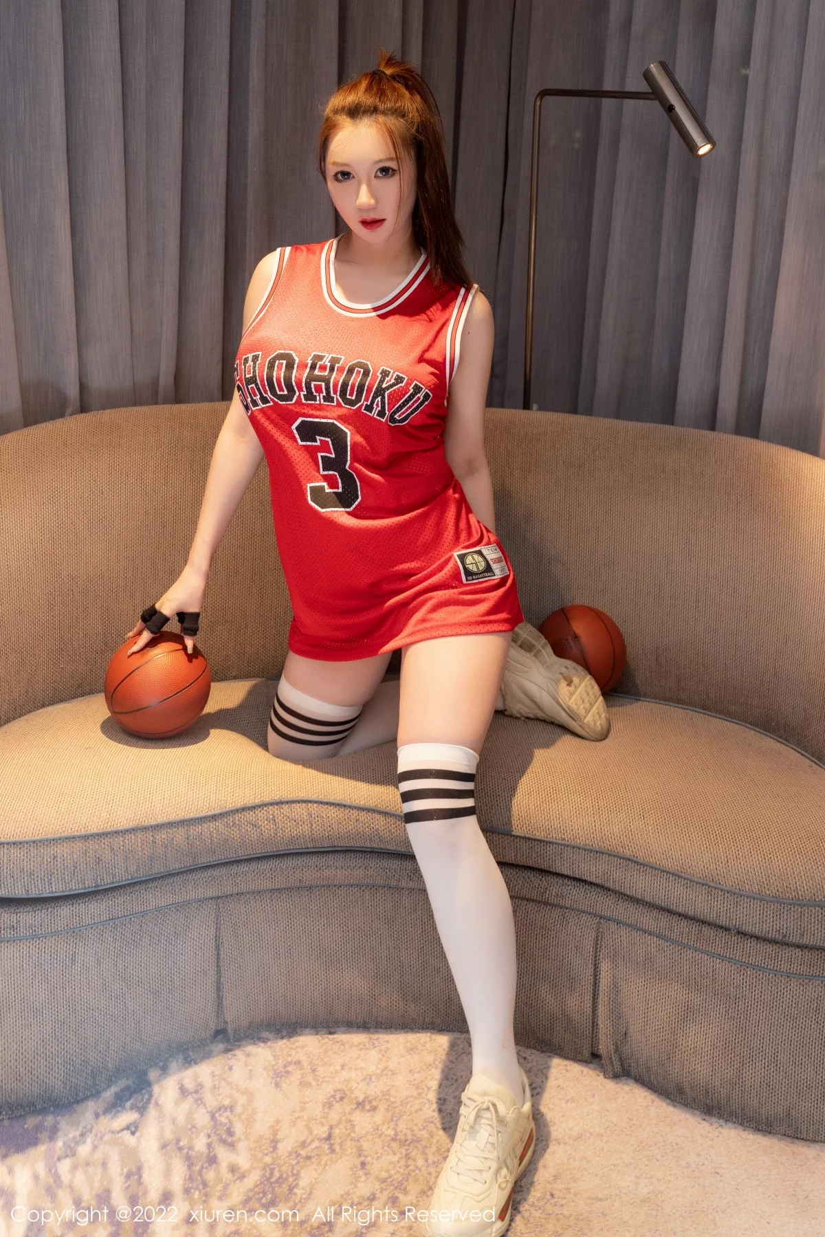 [[XiuRen秀人网]秀人网]No.5969_模特顾乔楠Cora阳朔旅拍性感红色球衣秀魔鬼身材撩人诱惑写真72P