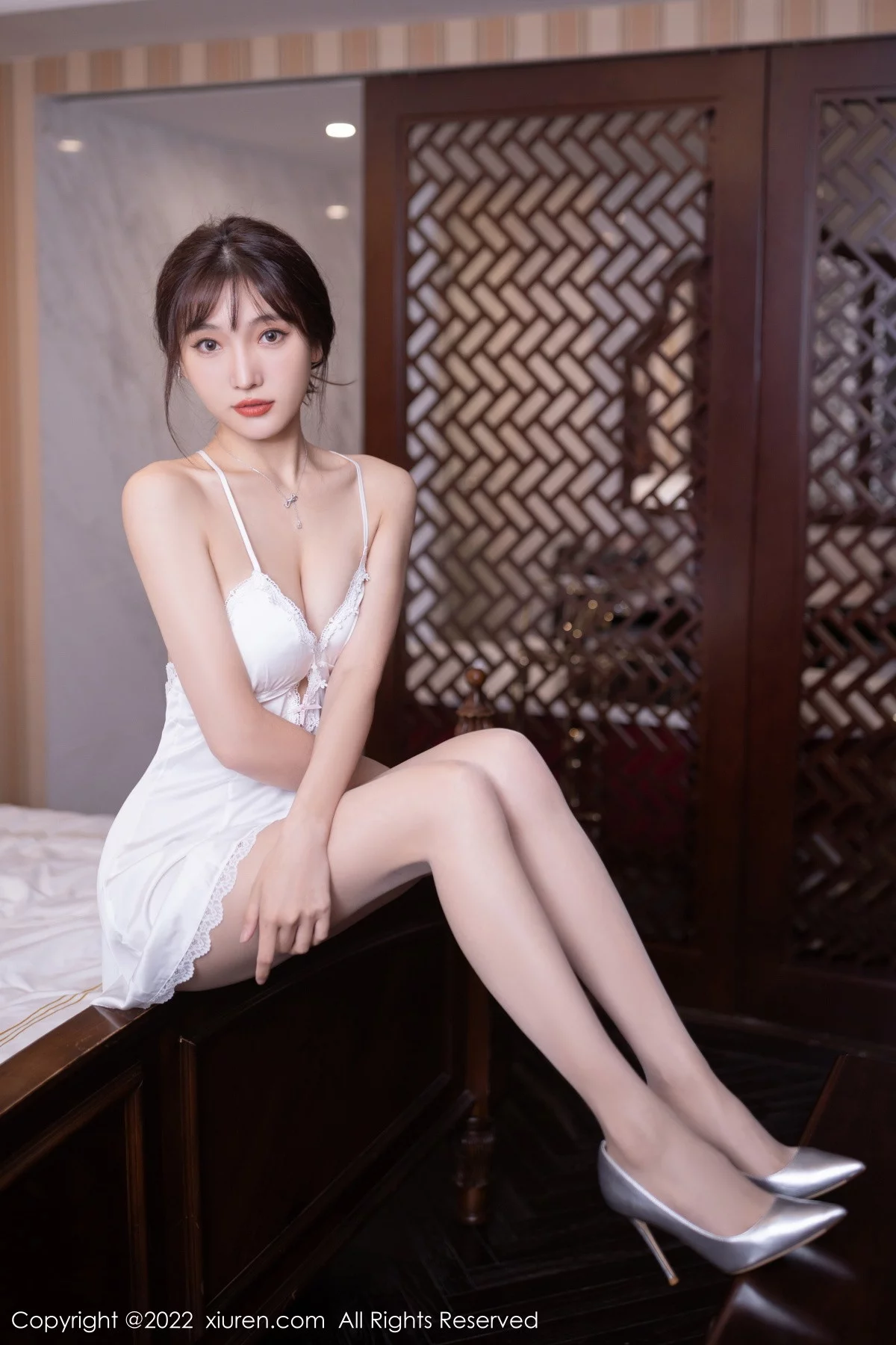 [[XiuRen秀人网]秀人网]No.5973_模特陆萱萱北京旅拍性感白色睡裙配超薄无内肉丝极致诱惑写真82P