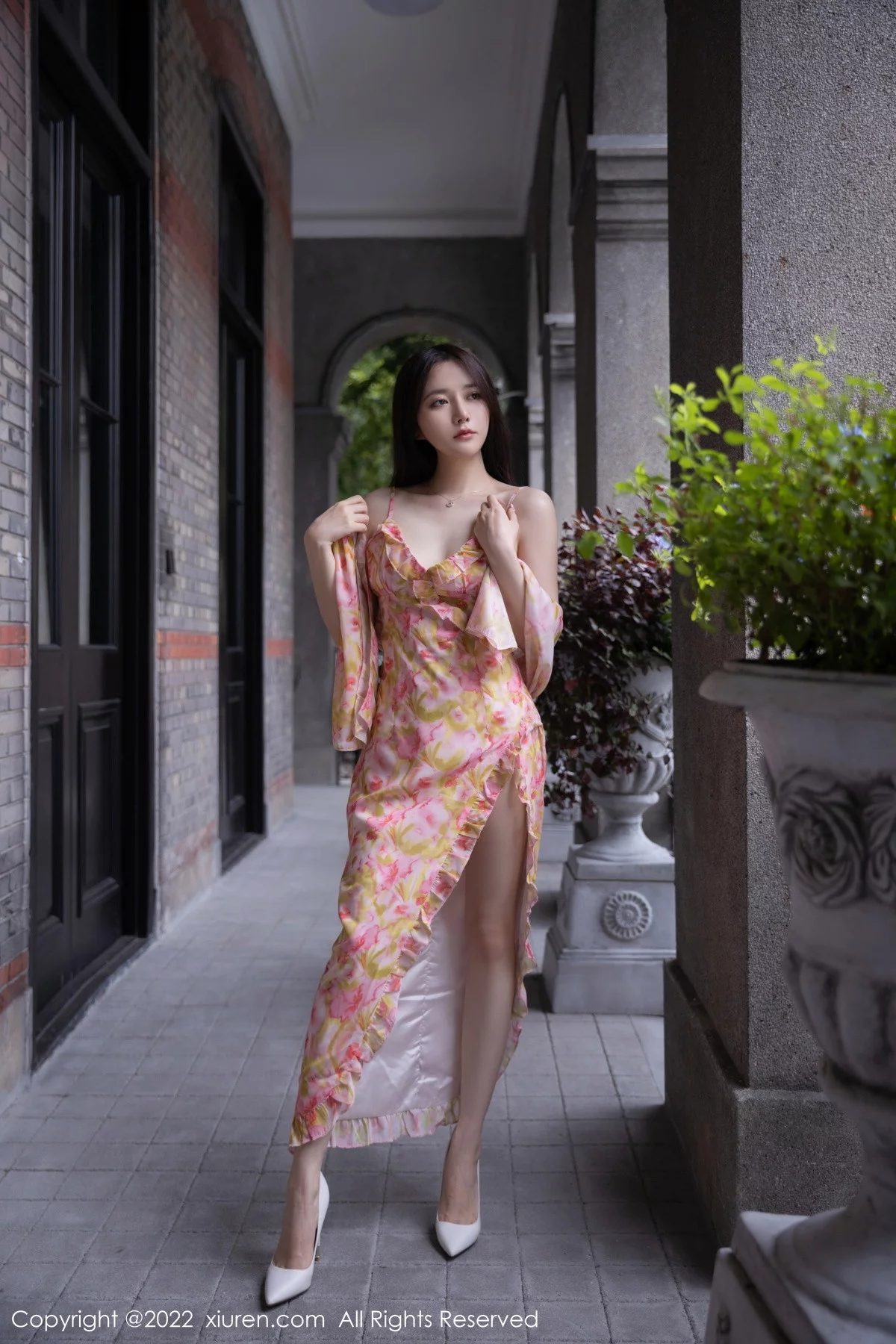 [[XiuRen秀人网]秀人网]No.5979_模特鱼子酱Fish四季拍摄主题性感吊裙系列秀完美身材诱惑写真73P