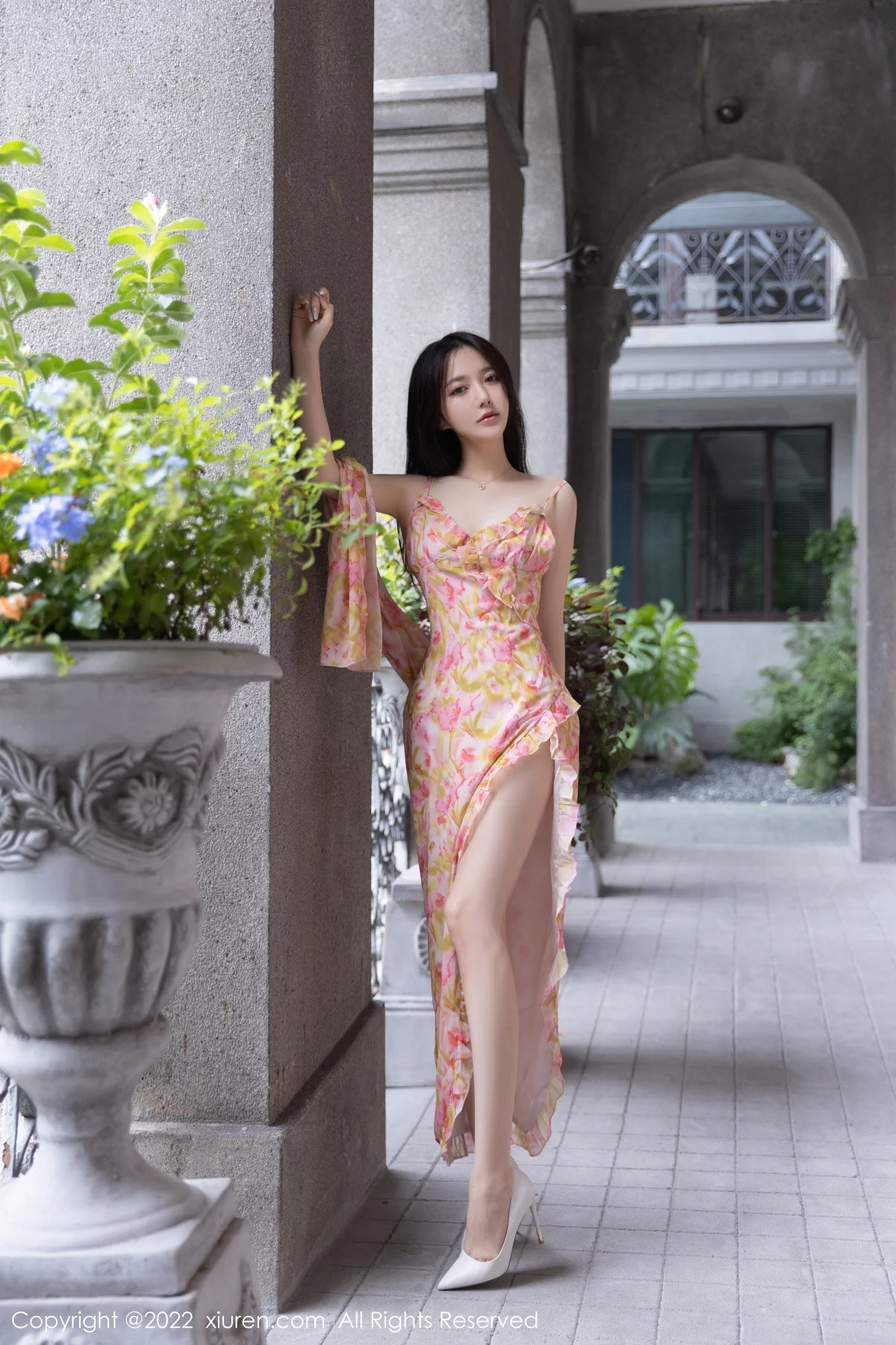 [[XiuRen秀人网]秀人网]No.5979_模特鱼子酱Fish四季拍摄主题性感吊裙系列秀完美身材诱惑写真73P