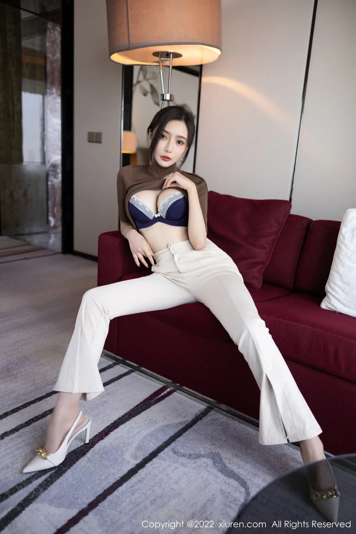 [[XiuRen秀人网]秀人网]No.5978_女神王馨瑶yanni私房半脱露性感蓝色内衣配超薄无内肉丝诱惑写真81P