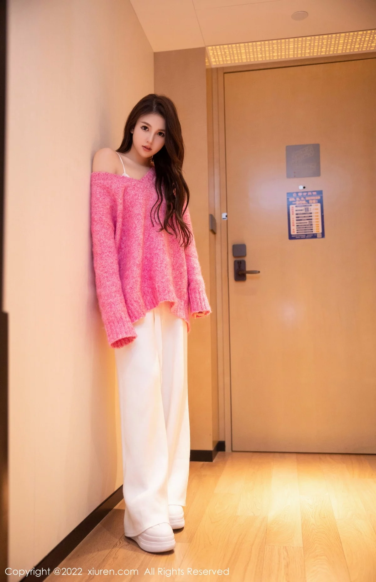 [[XiuRen秀人网]秀人网]No.5975_模特美羊羊玫红色毛线上衣配白色长裤半脱秀曼妙身姿诱惑写真69P