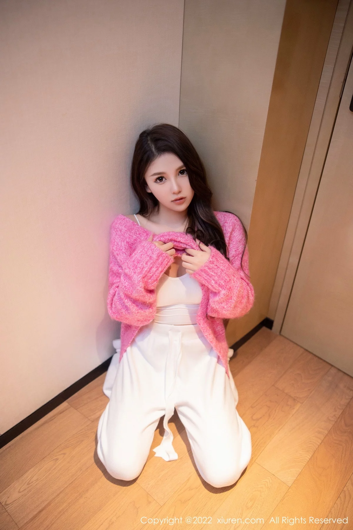 [[XiuRen秀人网]秀人网]No.5975_模特美羊羊玫红色毛线上衣配白色长裤半脱秀曼妙身姿诱惑写真69P