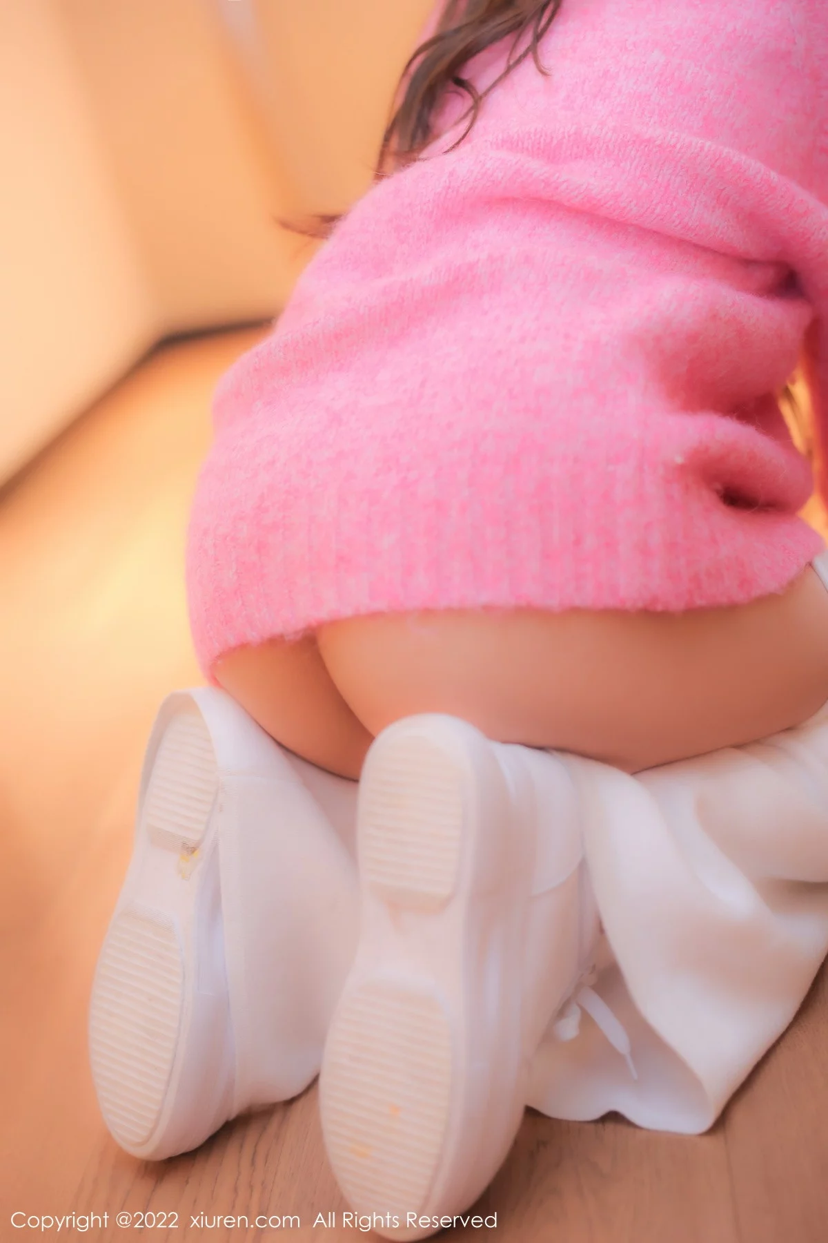 [[XiuRen秀人网]秀人网]No.5975_模特美羊羊玫红色毛线上衣配白色长裤半脱秀曼妙身姿诱惑写真69P