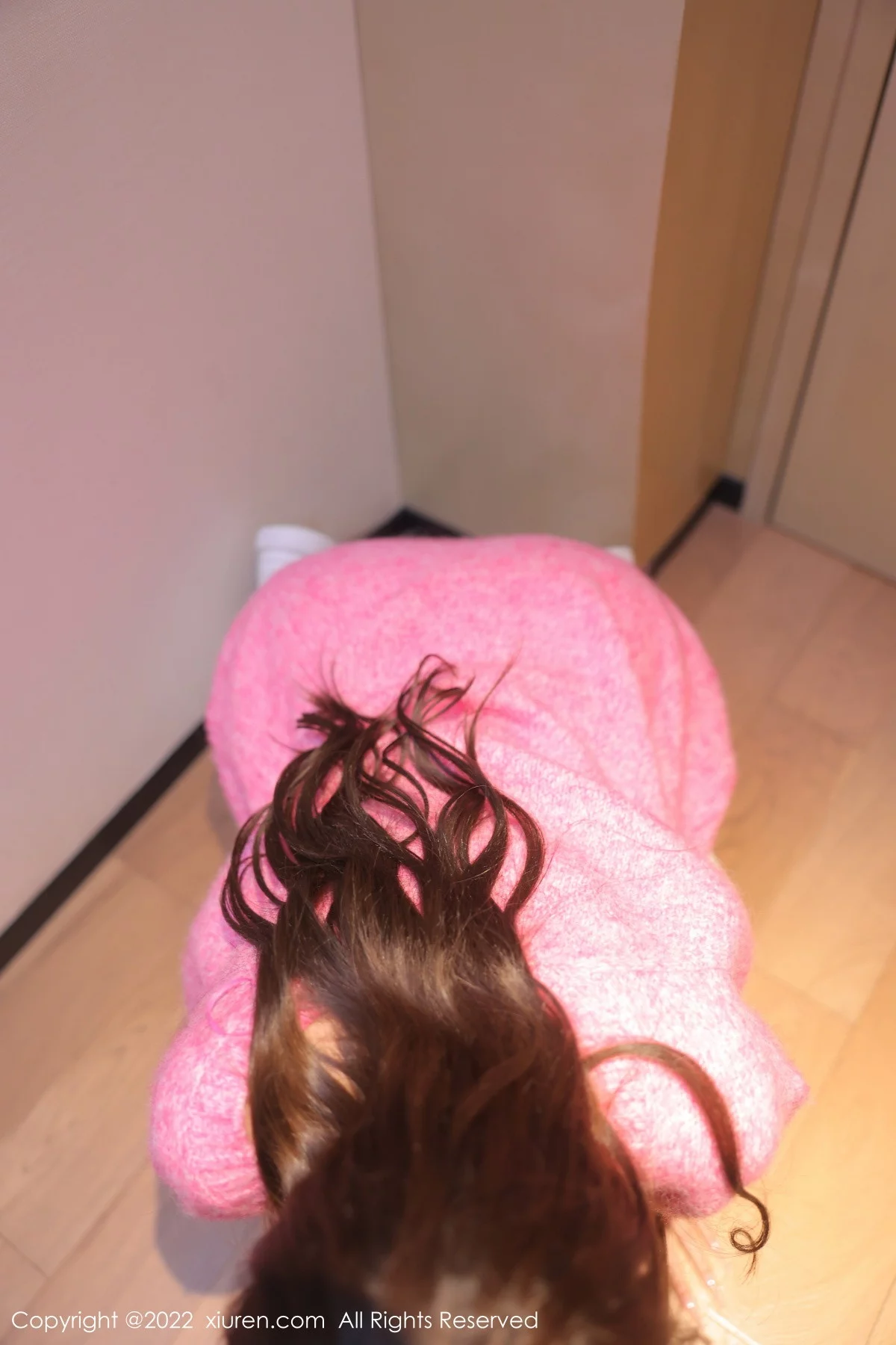 [[XiuRen秀人网]秀人网]No.5975_模特美羊羊玫红色毛线上衣配白色长裤半脱秀曼妙身姿诱惑写真69P