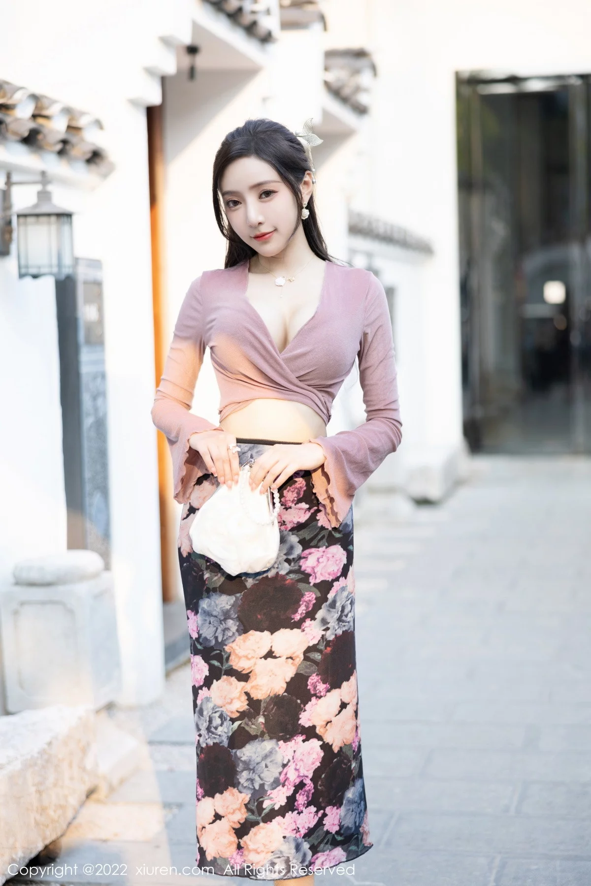 [[XiuRen秀人网]秀人网]No.5985_女神王馨瑶yanni粉灰色上衣配花色长裙露蕾丝内衣撩人诱惑写真82P