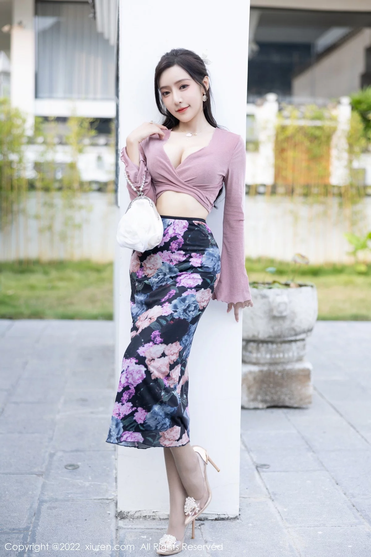 [[XiuRen秀人网]秀人网]No.5985_女神王馨瑶yanni粉灰色上衣配花色长裙露蕾丝内衣撩人诱惑写真82P