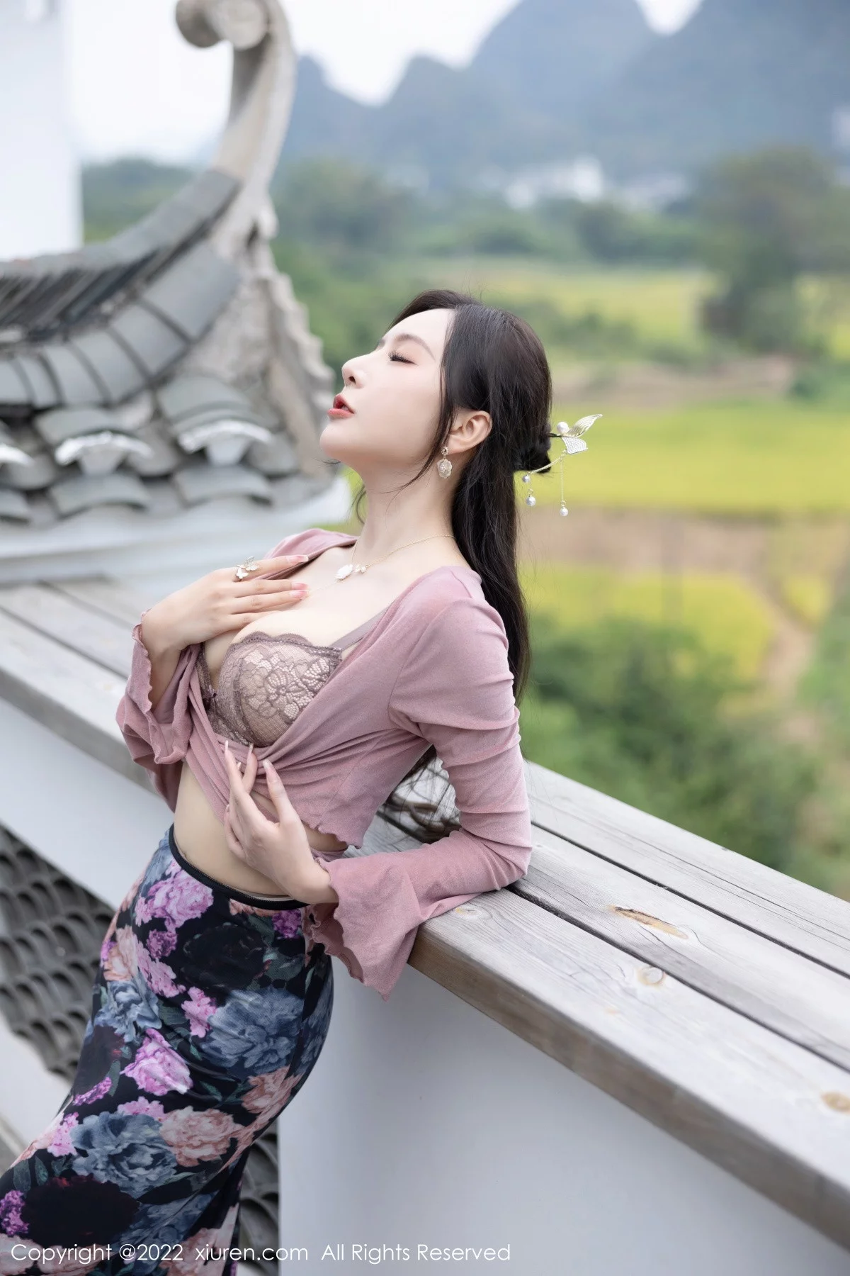 [[XiuRen秀人网]秀人网]No.5985_女神王馨瑶yanni粉灰色上衣配花色长裙露蕾丝内衣撩人诱惑写真82P