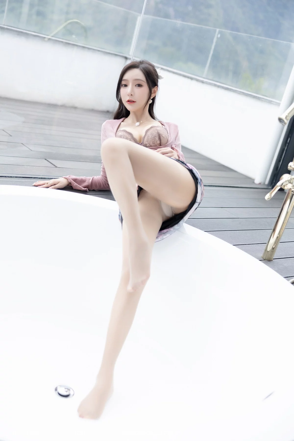 [[XiuRen秀人网]秀人网]No.5985_女神王馨瑶yanni粉灰色上衣配花色长裙露蕾丝内衣撩人诱惑写真82P