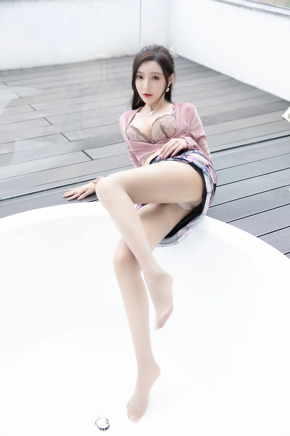 [[XiuRen秀人网]秀人网]No.5985_女神王馨瑶yanni粉灰色上衣配花色长裙露蕾丝内衣撩人诱惑写真82P