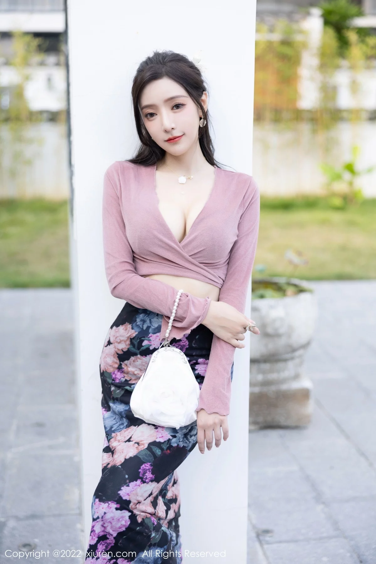 [[XiuRen秀人网]秀人网]No.5985_女神王馨瑶yanni粉灰色上衣配花色长裙露蕾丝内衣撩人诱惑写真82P