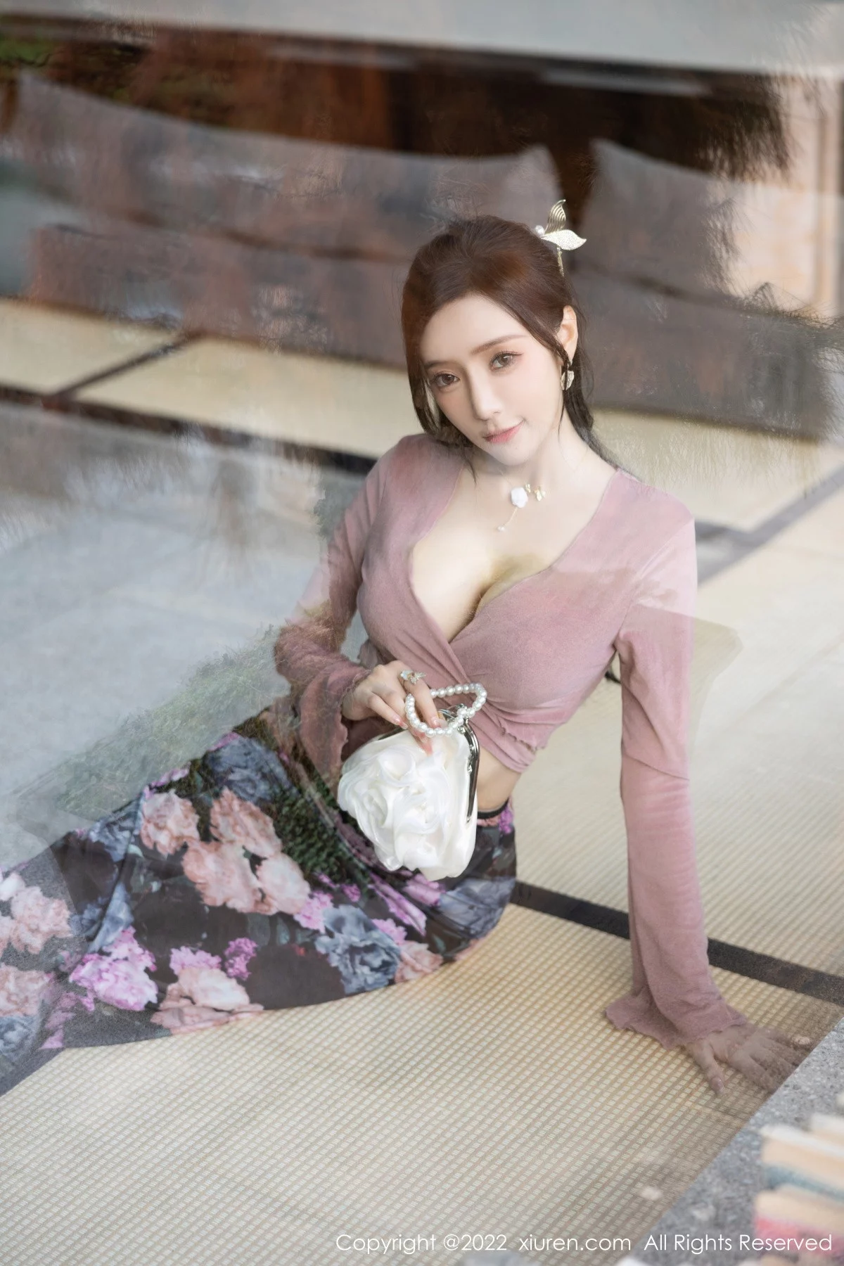 [[XiuRen秀人网]秀人网]No.5985_女神王馨瑶yanni粉灰色上衣配花色长裙露蕾丝内衣撩人诱惑写真82P