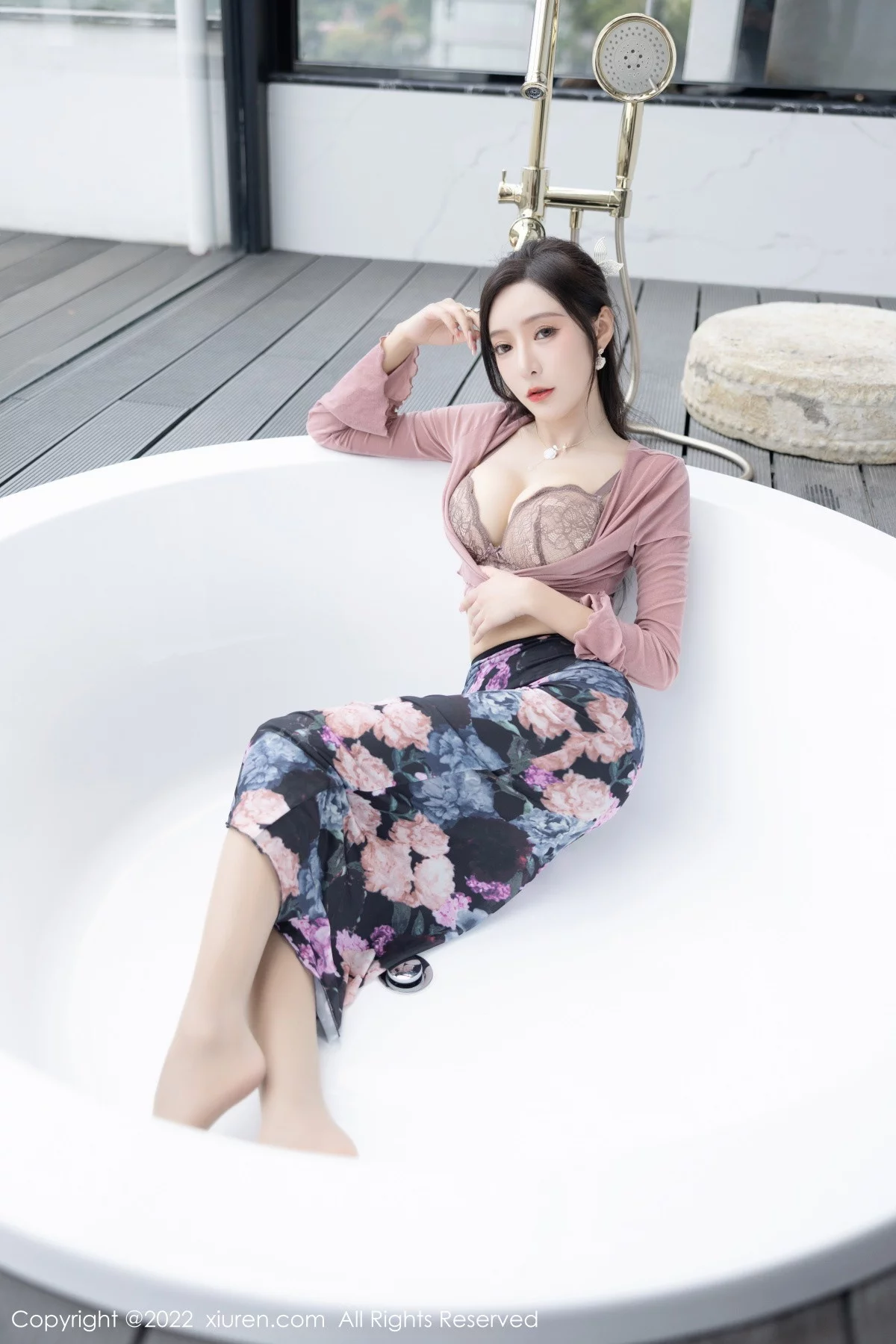 [[XiuRen秀人网]秀人网]No.5985_女神王馨瑶yanni粉灰色上衣配花色长裙露蕾丝内衣撩人诱惑写真82P