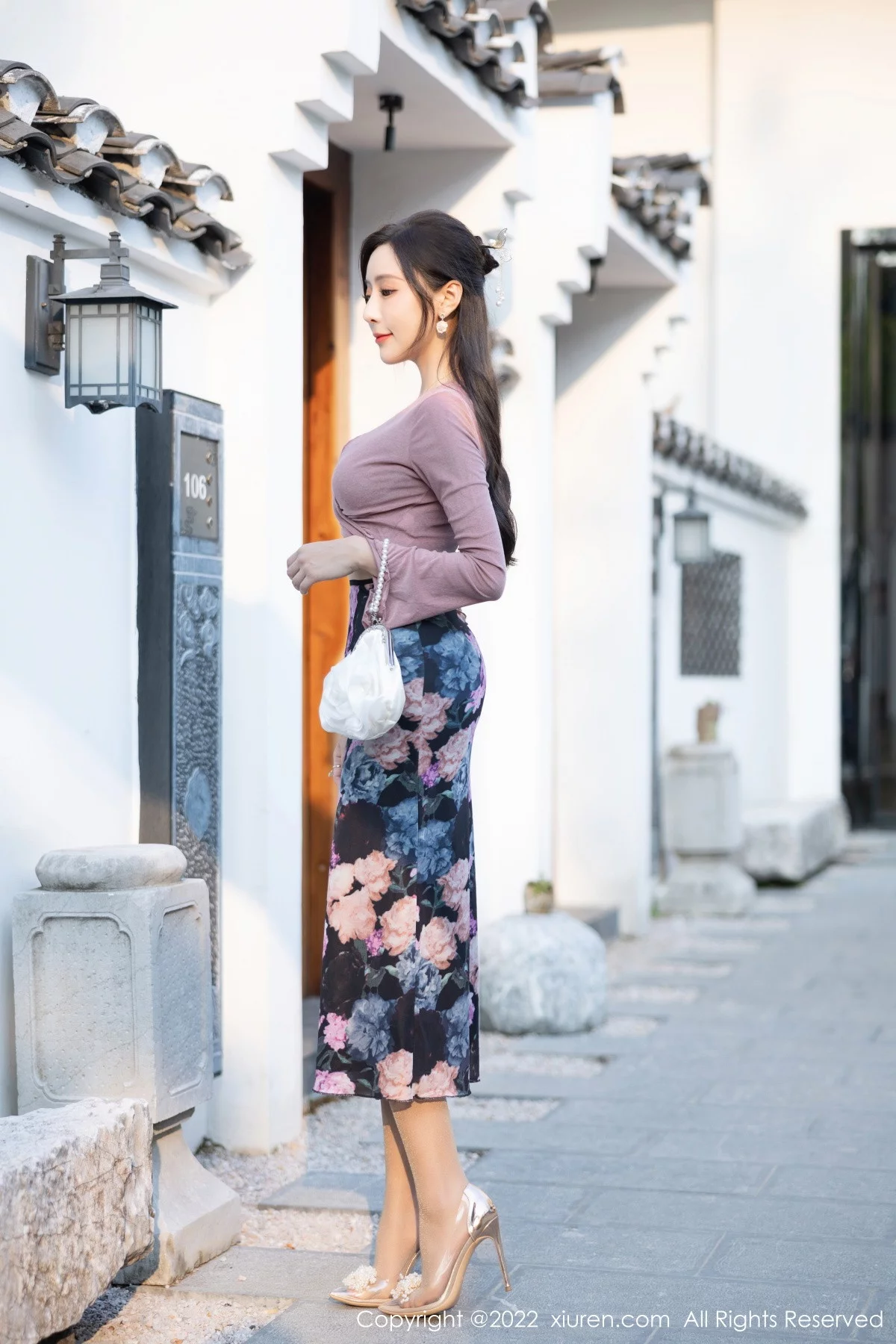 [[XiuRen秀人网]秀人网]No.5985_女神王馨瑶yanni粉灰色上衣配花色长裙露蕾丝内衣撩人诱惑写真82P