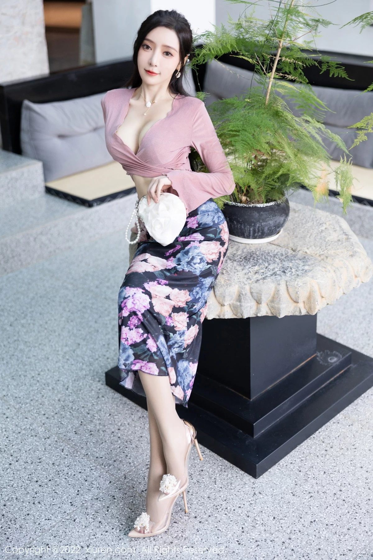 [[XiuRen秀人网]秀人网]No.5985_女神王馨瑶yanni粉灰色上衣配花色长裙露蕾丝内衣撩人诱惑写真82P