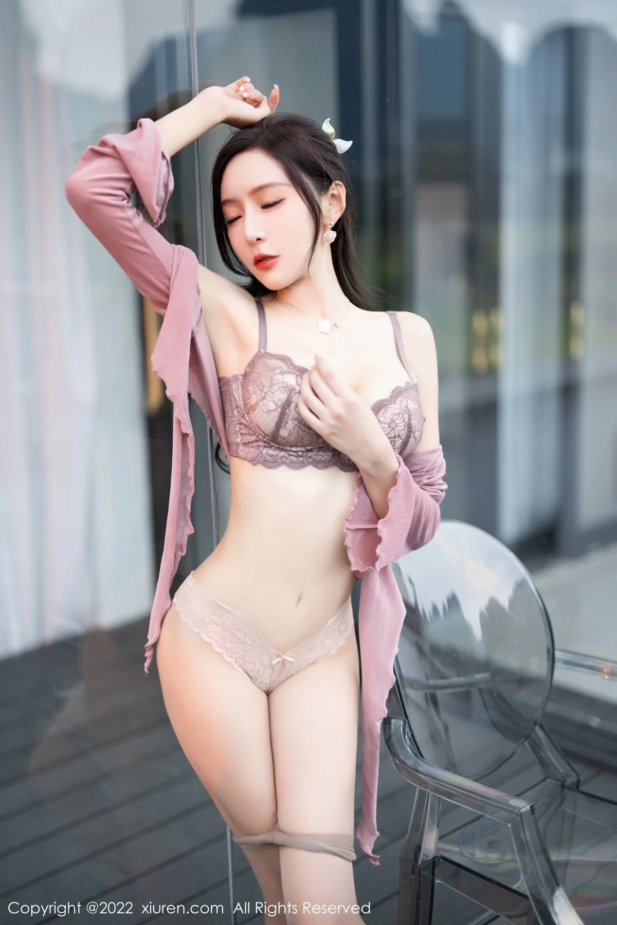 [[XiuRen秀人网]秀人网]No.5985_女神王馨瑶yanni粉灰色上衣配花色长裙露蕾丝内衣撩人诱惑写真82P