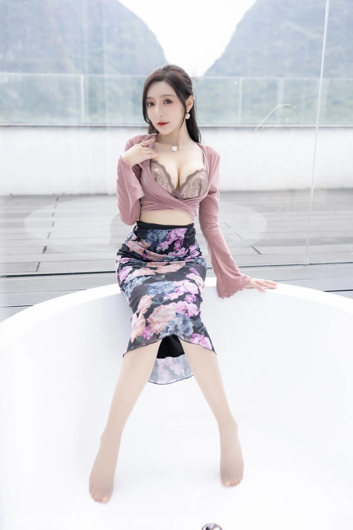 [[XiuRen秀人网]秀人网]No.5985_女神王馨瑶yanni粉灰色上衣配花色长裙露蕾丝内衣撩人诱惑写真82P