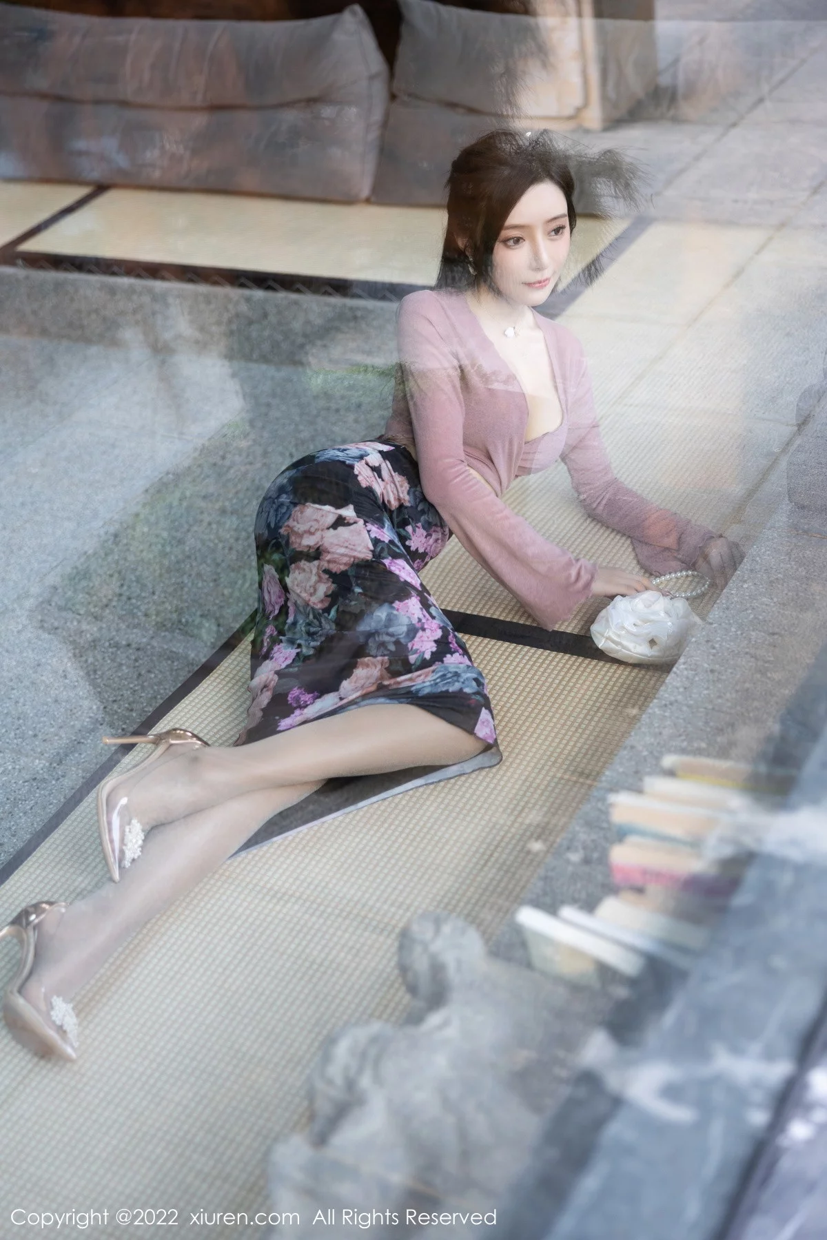 [[XiuRen秀人网]秀人网]No.5985_女神王馨瑶yanni粉灰色上衣配花色长裙露蕾丝内衣撩人诱惑写真82P