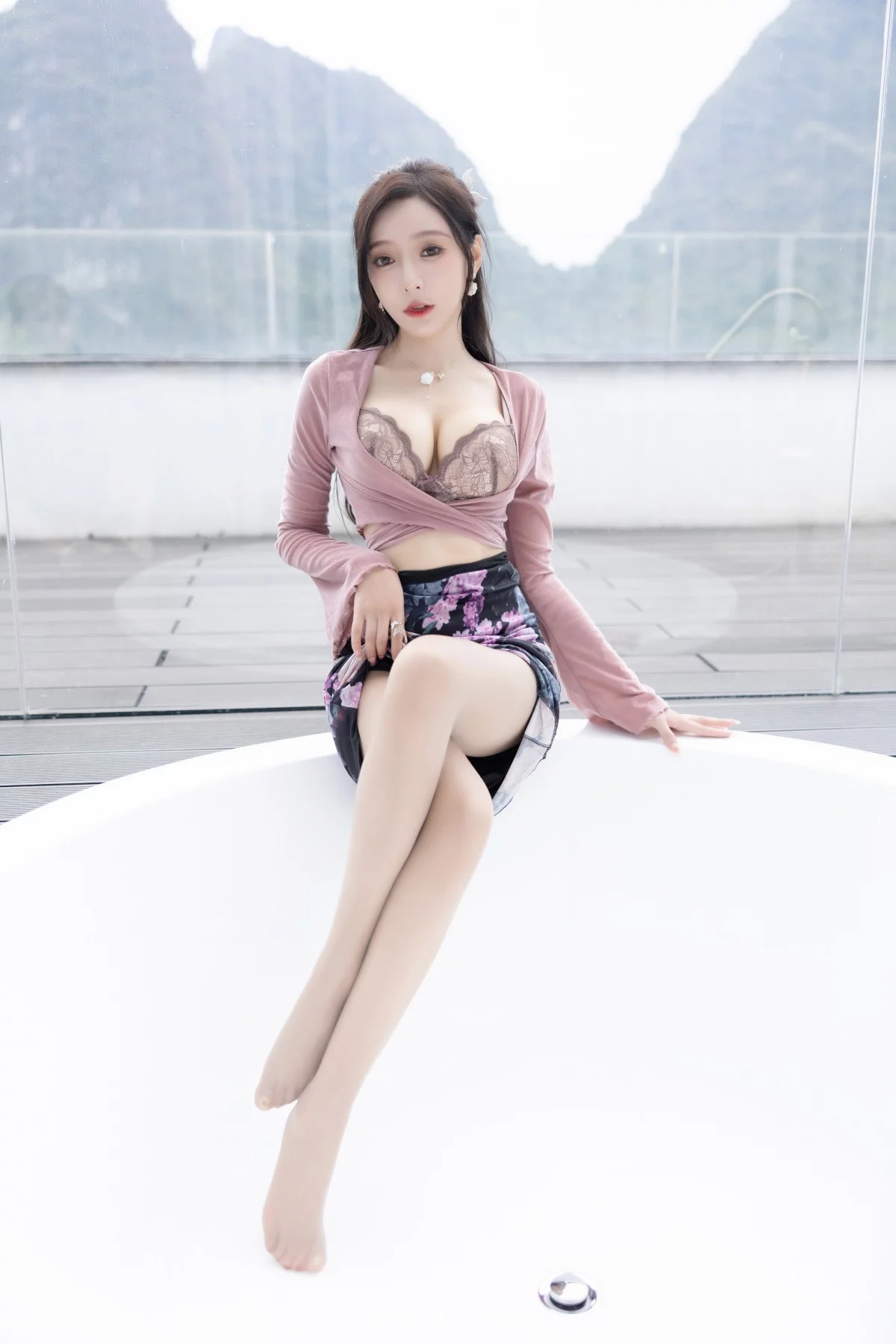 [[XiuRen秀人网]秀人网]No.5985_女神王馨瑶yanni粉灰色上衣配花色长裙露蕾丝内衣撩人诱惑写真82P