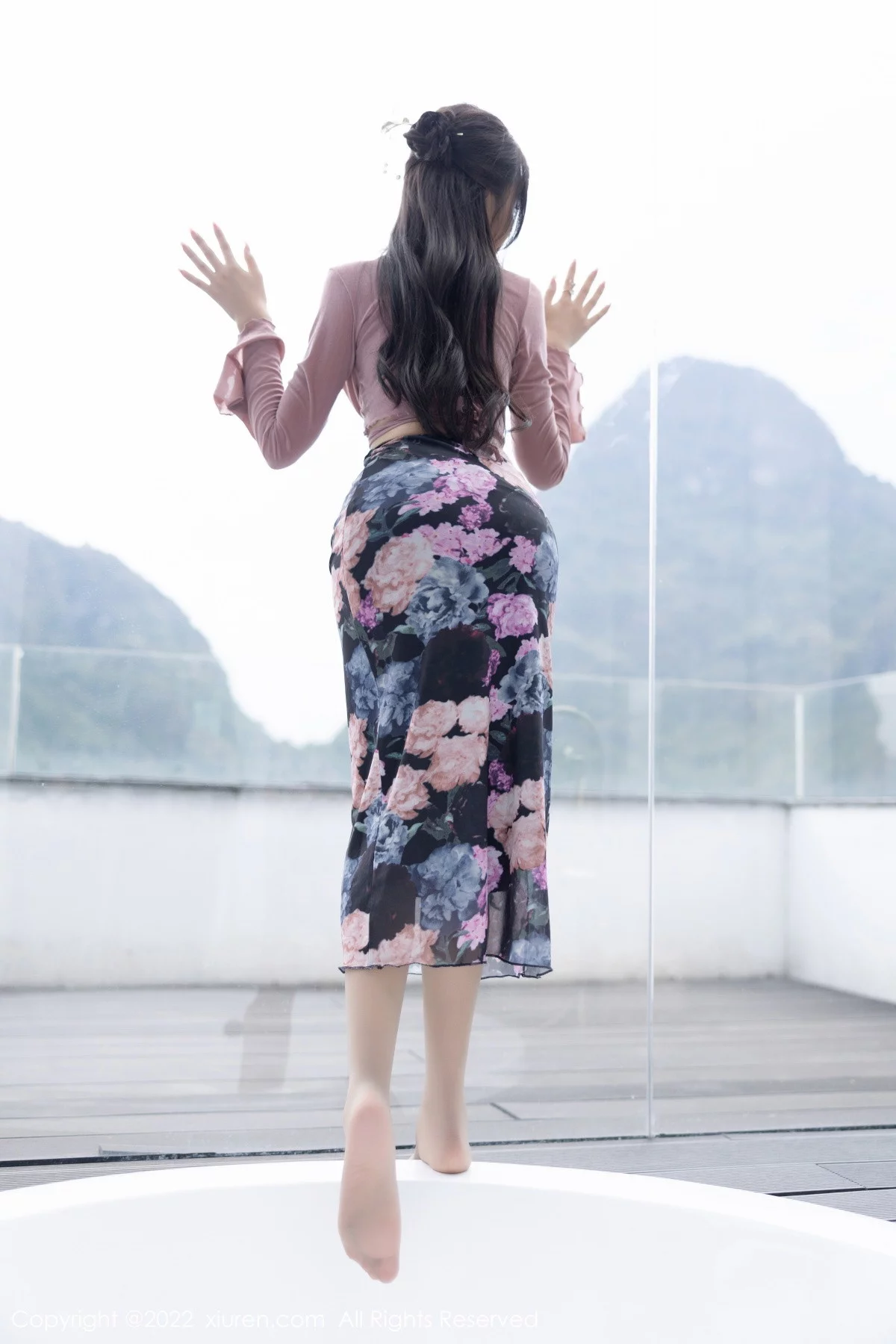 [[XiuRen秀人网]秀人网]No.5985_女神王馨瑶yanni粉灰色上衣配花色长裙露蕾丝内衣撩人诱惑写真82P