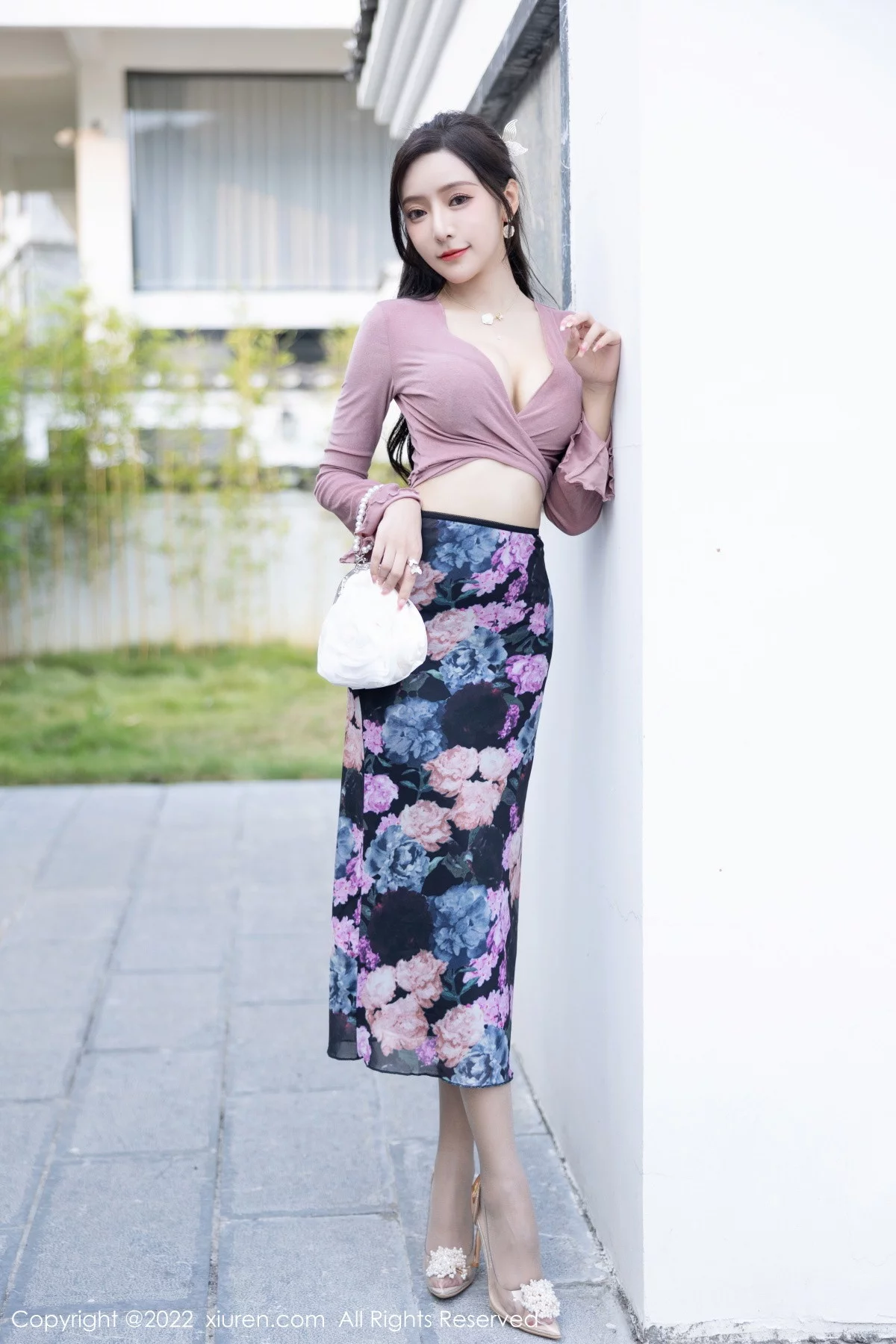 [[XiuRen秀人网]秀人网]No.5985_女神王馨瑶yanni粉灰色上衣配花色长裙露蕾丝内衣撩人诱惑写真82P