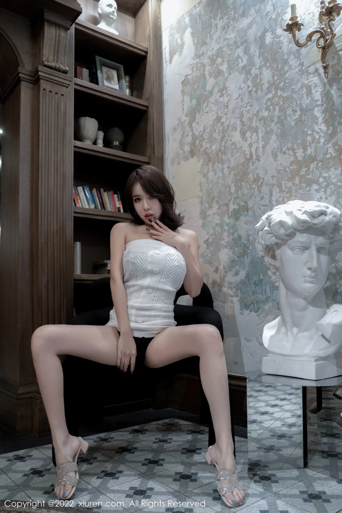 [[XiuRen秀人网]秀人网]No.5988_模特雅雯私房性感白色露肩服饰露黑色蕾丝内衣魅惑黑丝迷人写真65P